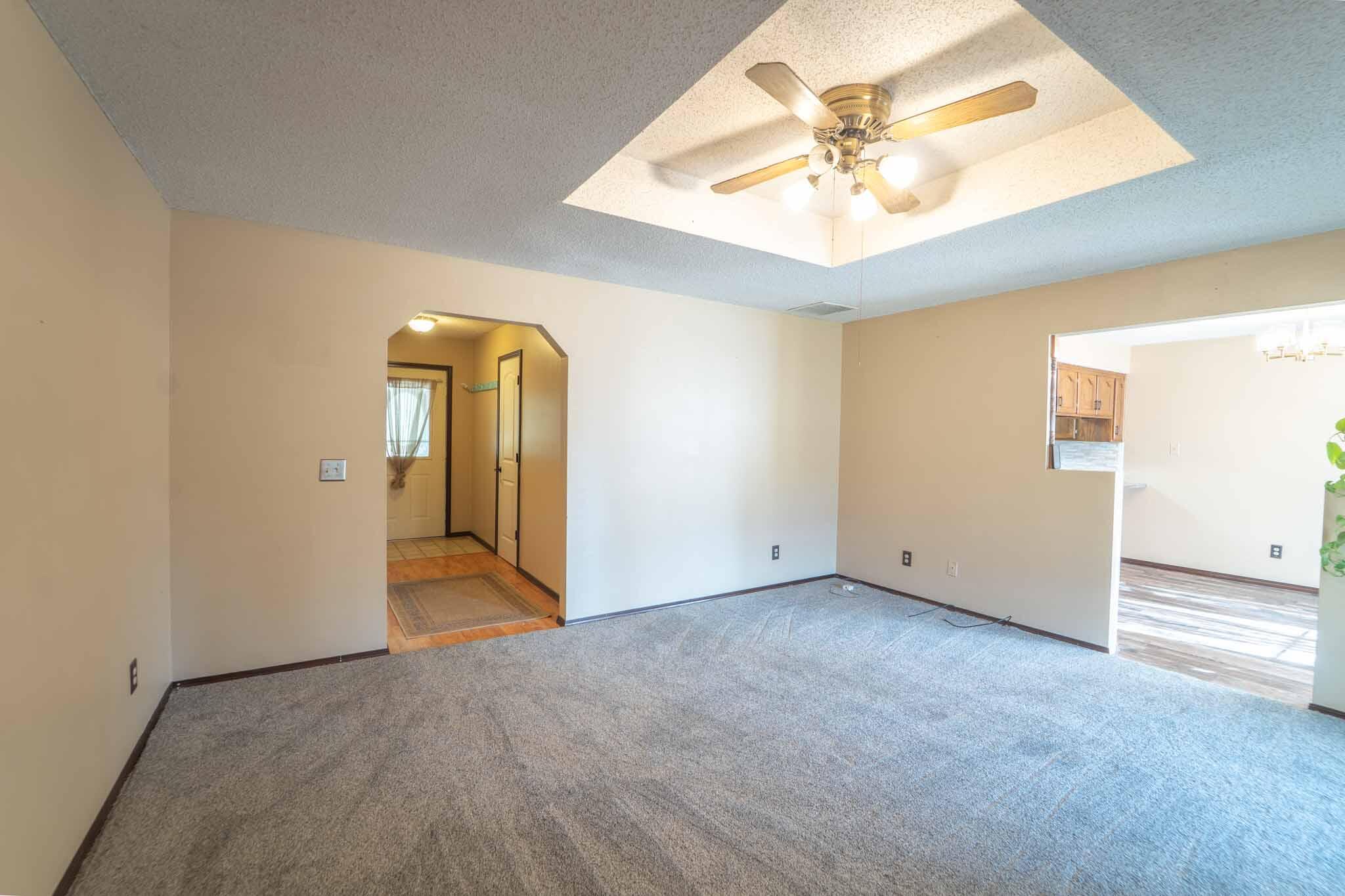 225 North Pringle Avenue Property Photo 4