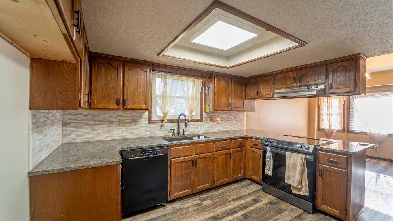 225 North Pringle Avenue Property Photo 7