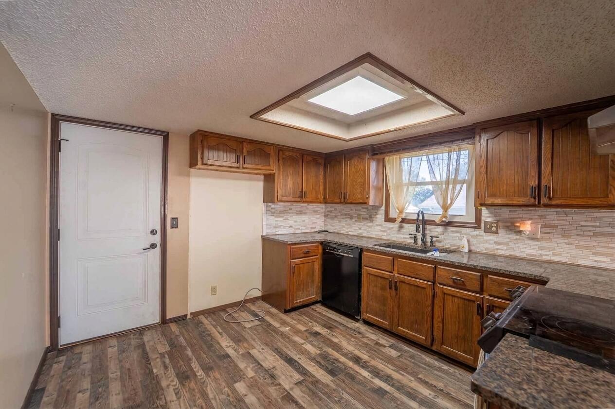 225 North Pringle Avenue Property Photo 8