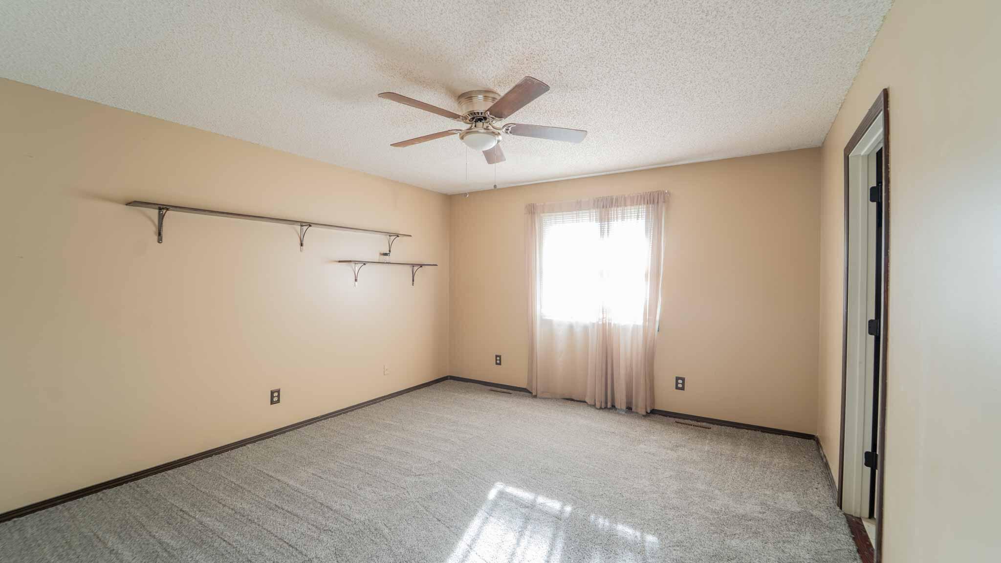 225 North Pringle Avenue Property Photo 9