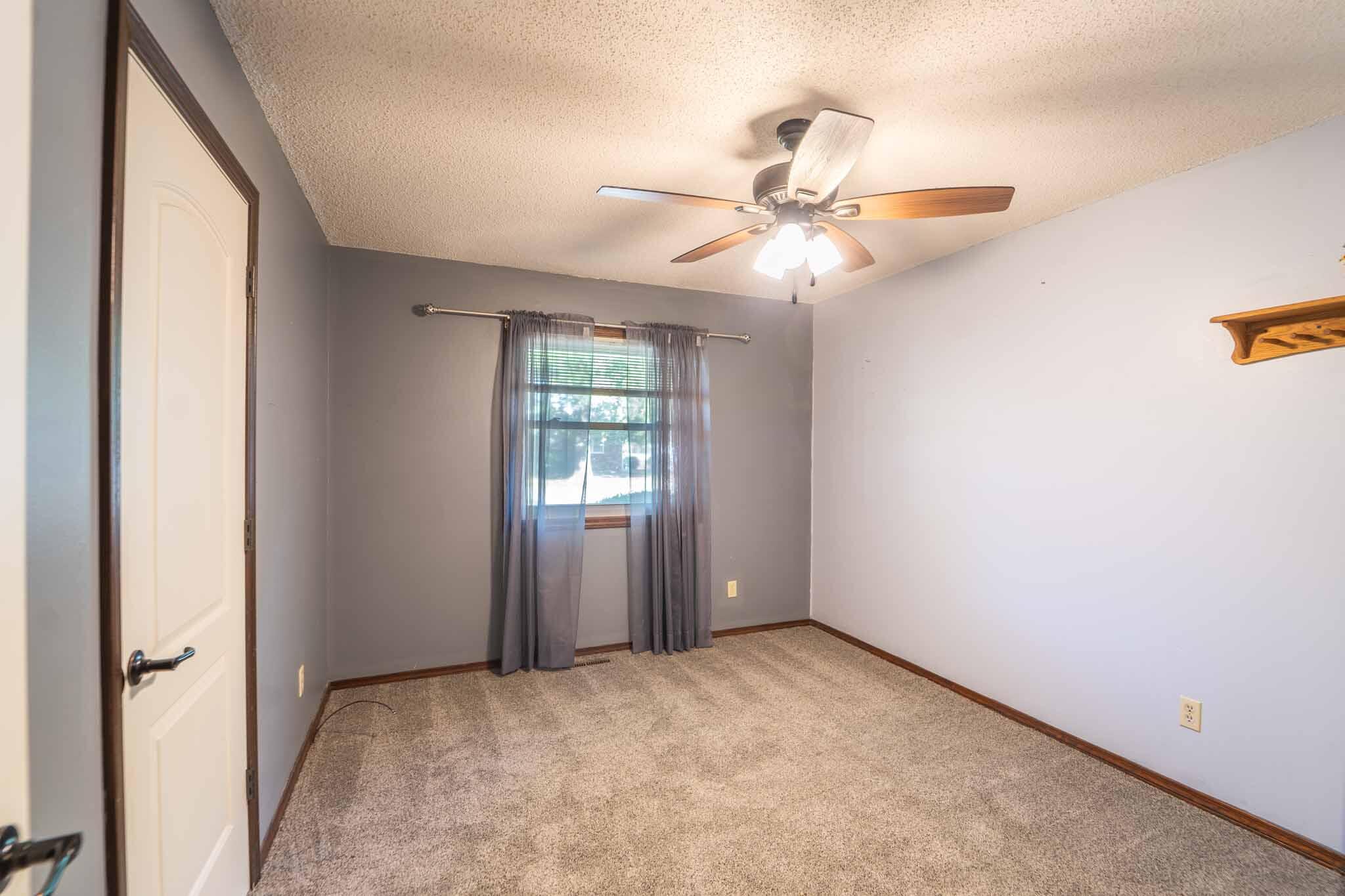 225 North Pringle Avenue Property Photo 12