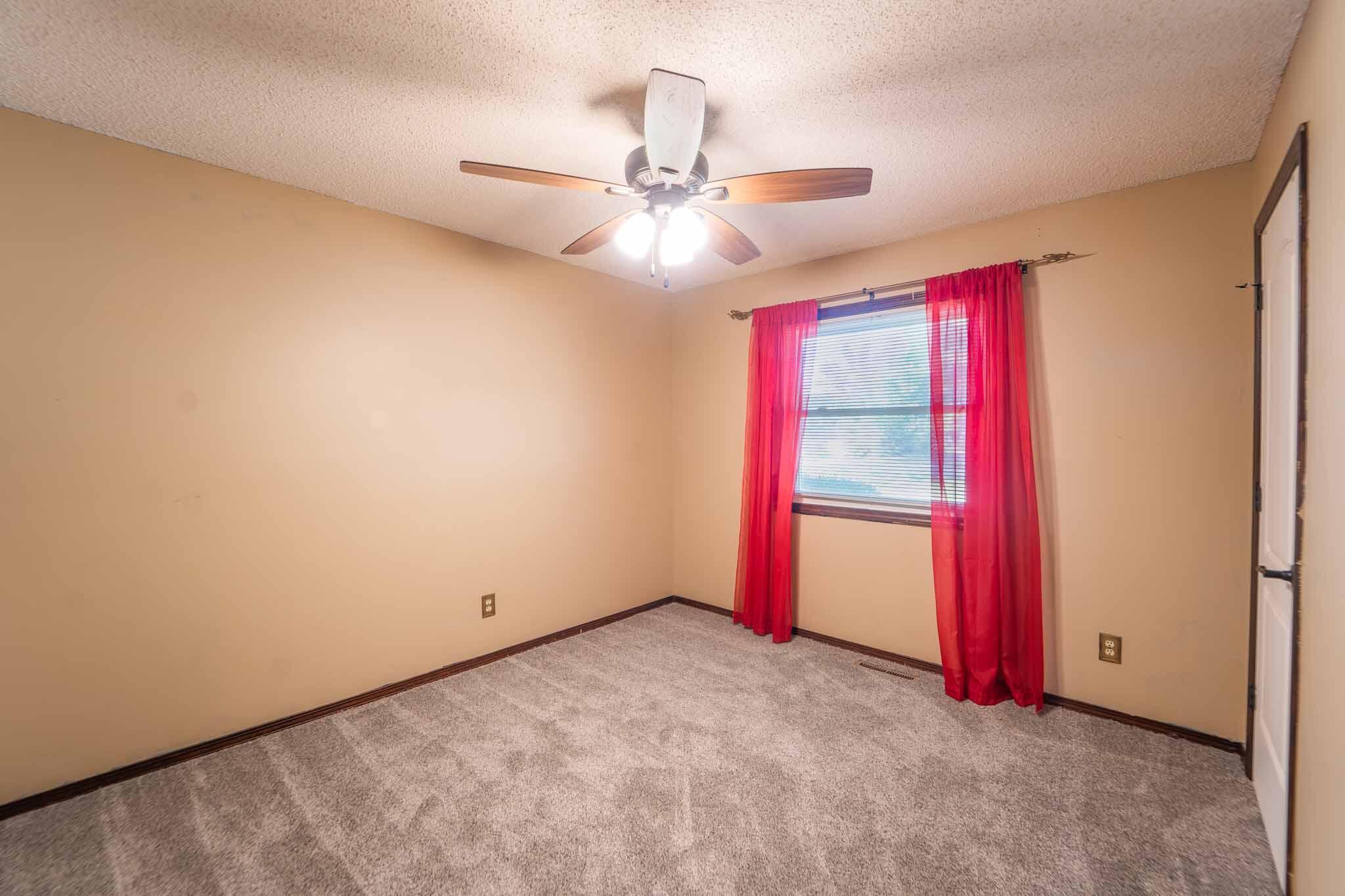 225 North Pringle Avenue Property Photo 13