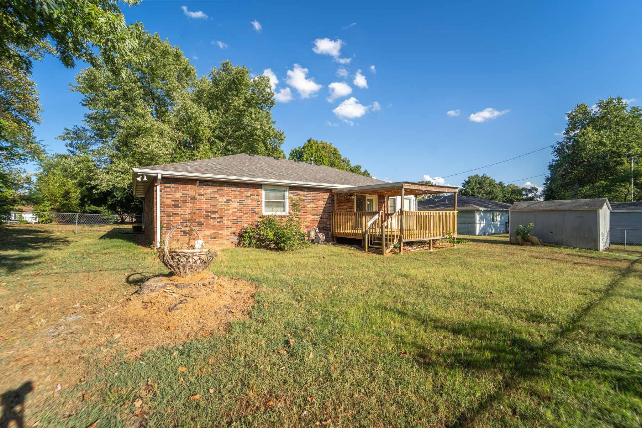 225 North Pringle Avenue Property Photo 16