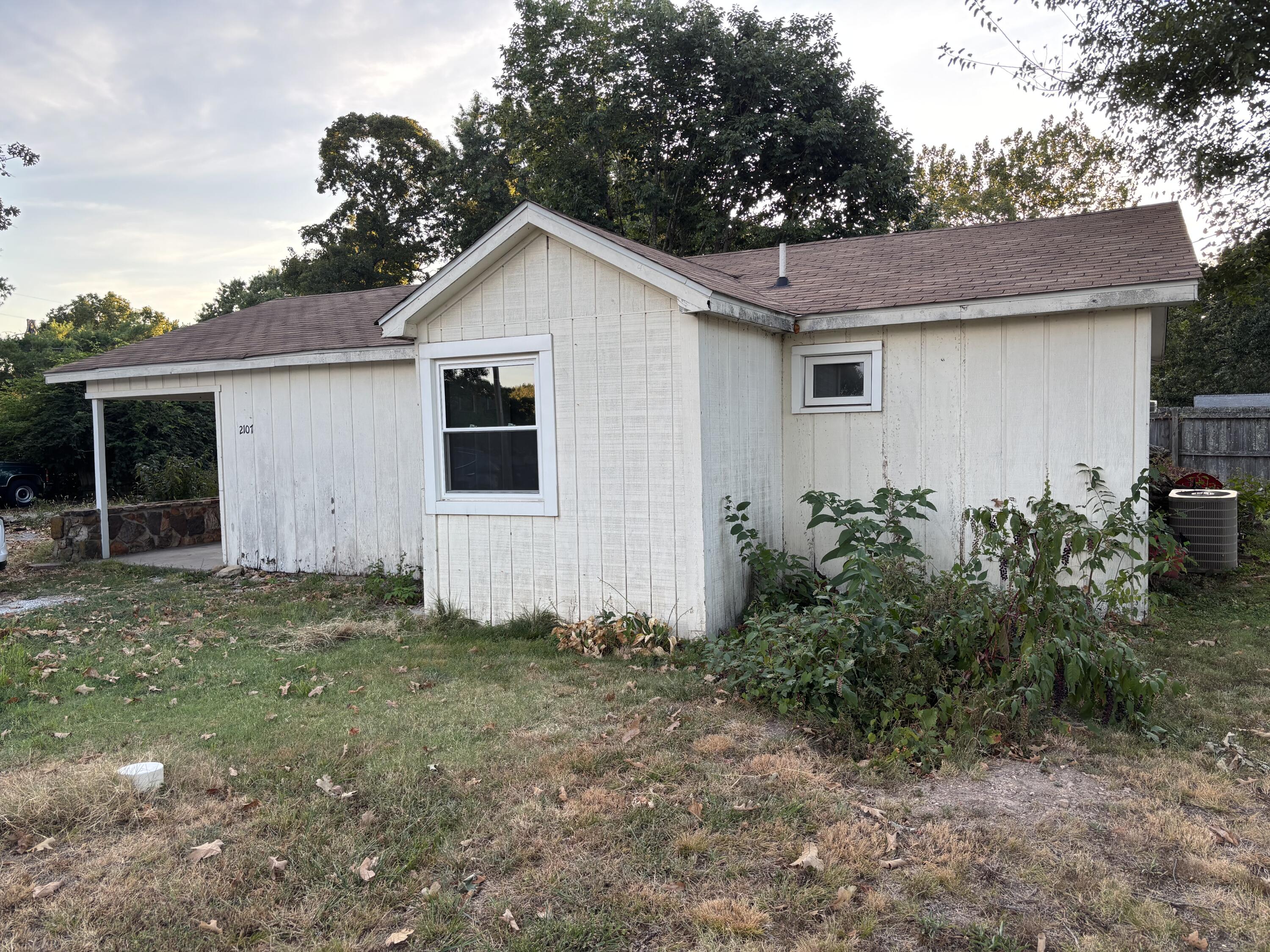 2107 South 18th Avenue Property Photo 2