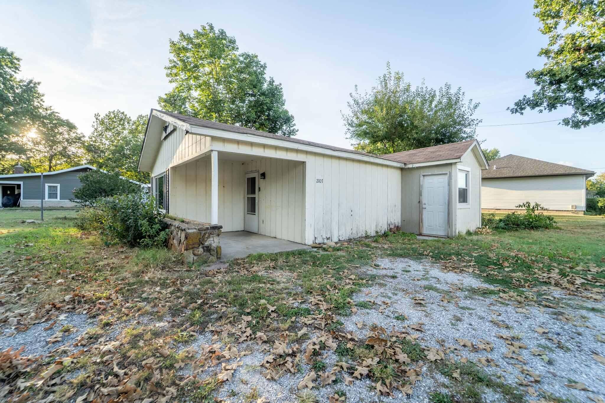 2107 South 18th Avenue Property Photo 3