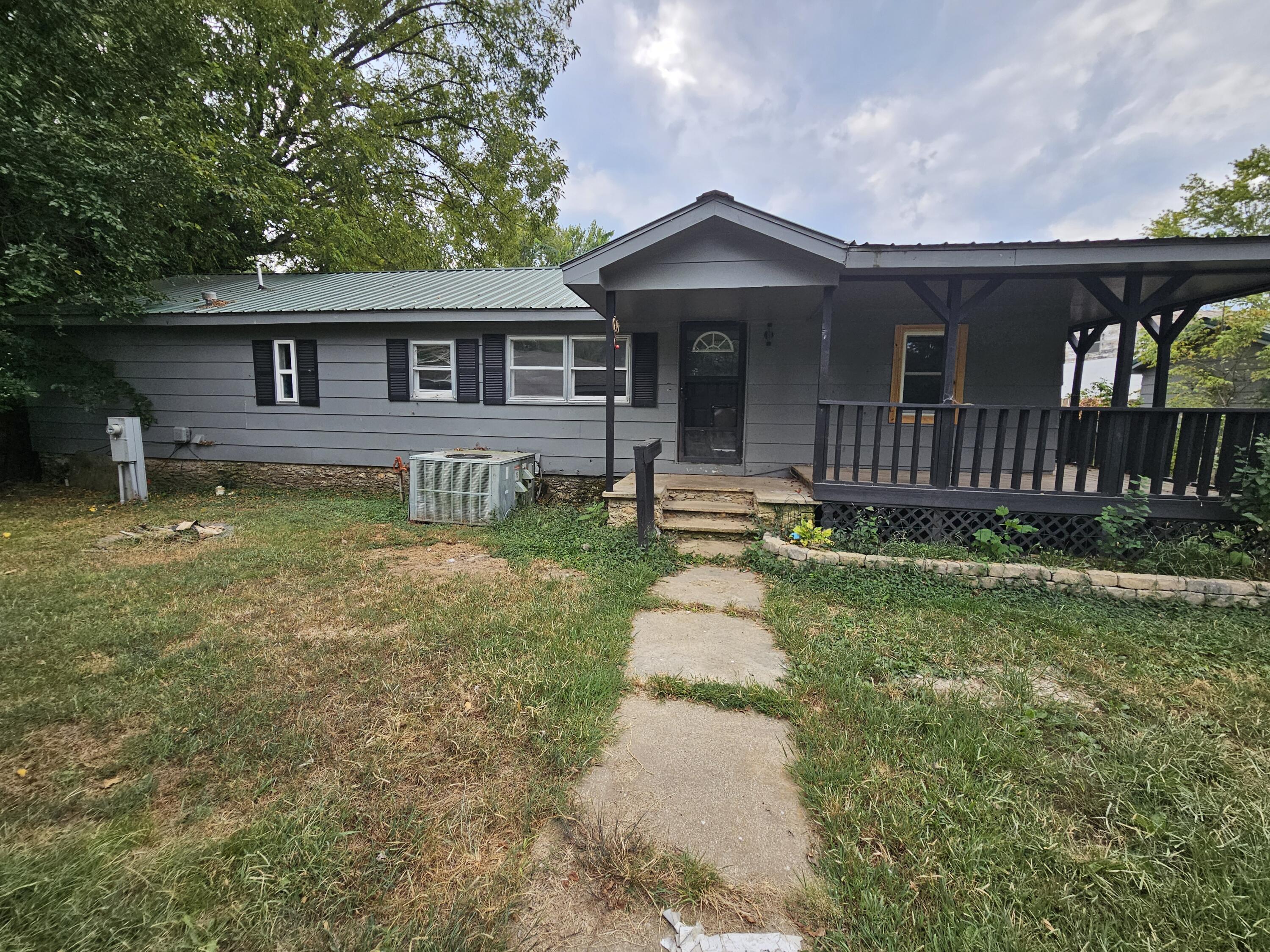 292 South Oak Avenue Property Photo 2