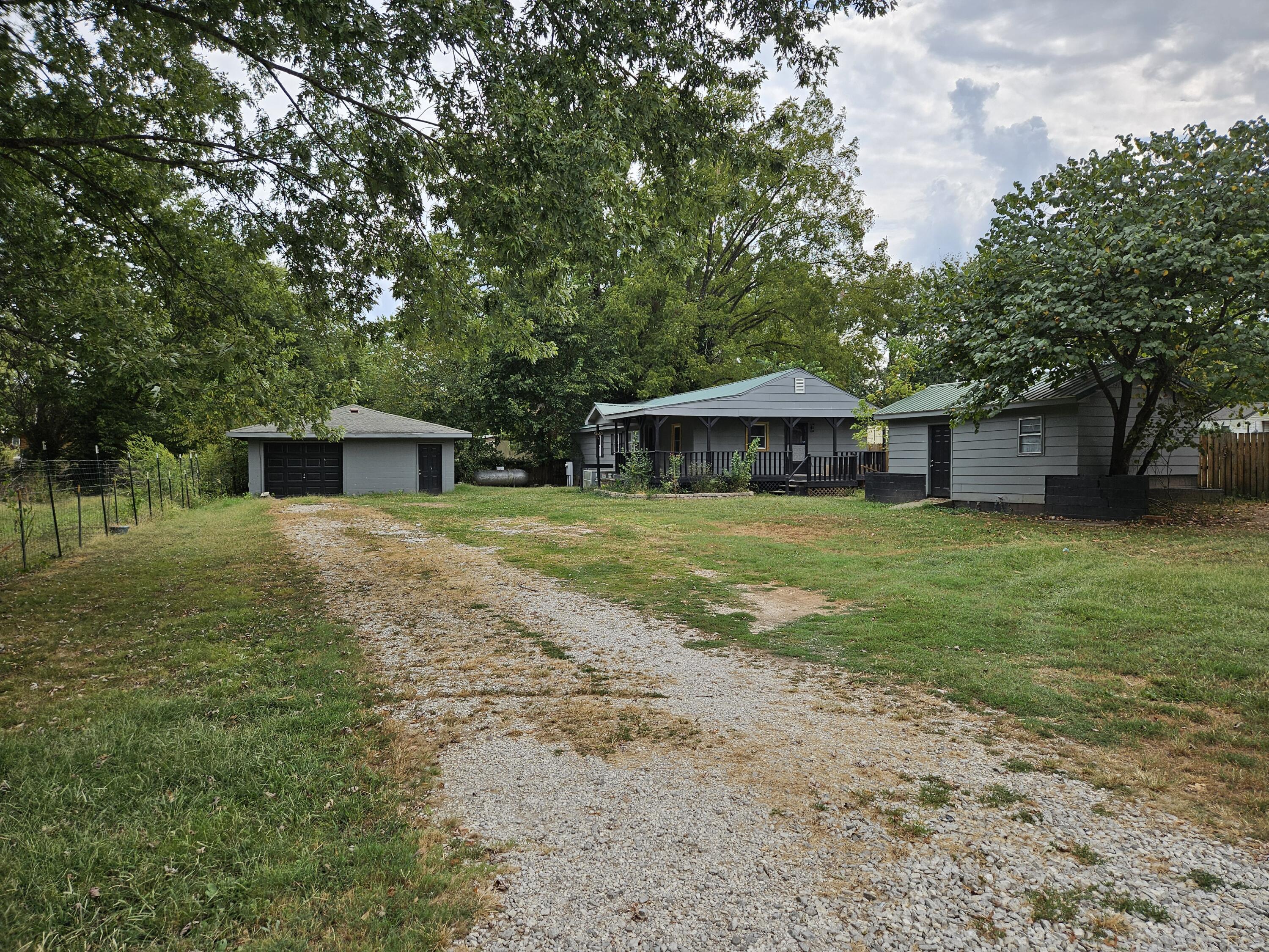 292 South Oak Avenue Property Photo 3