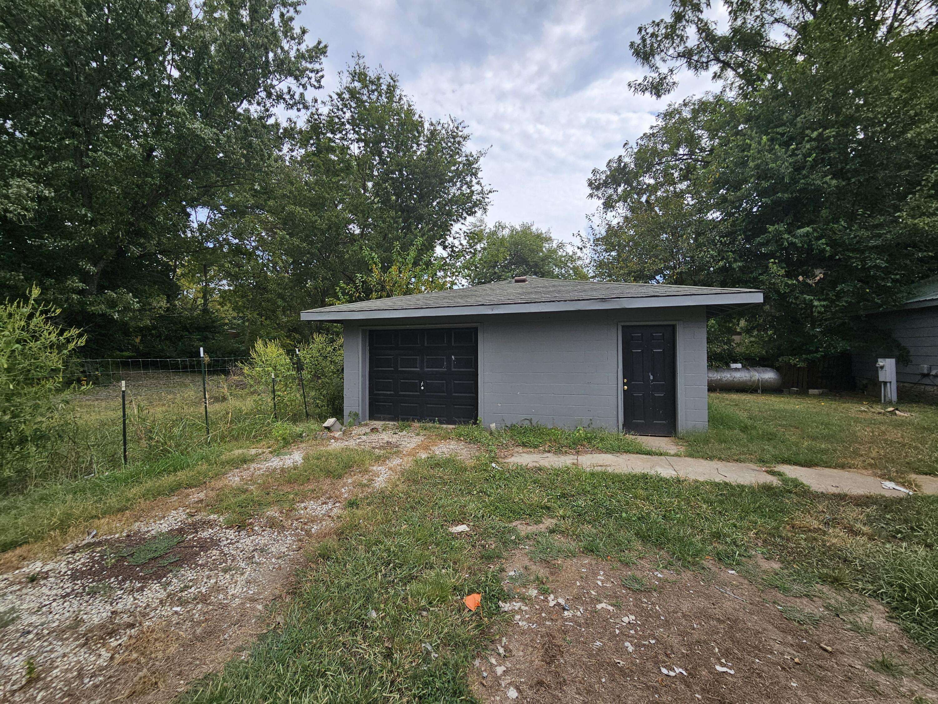 292 South Oak Avenue Property Photo 4