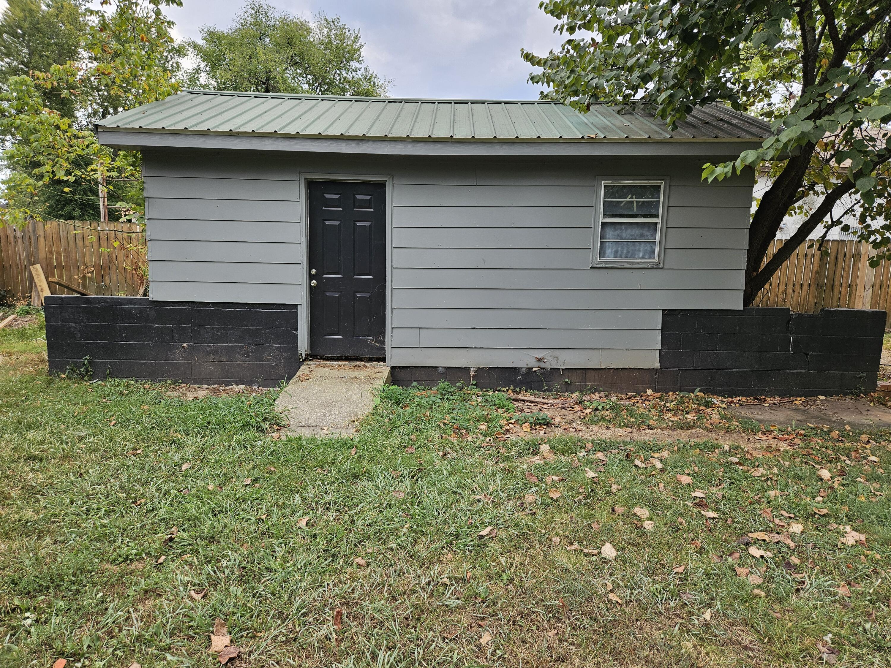 292 South Oak Avenue Property Photo 5