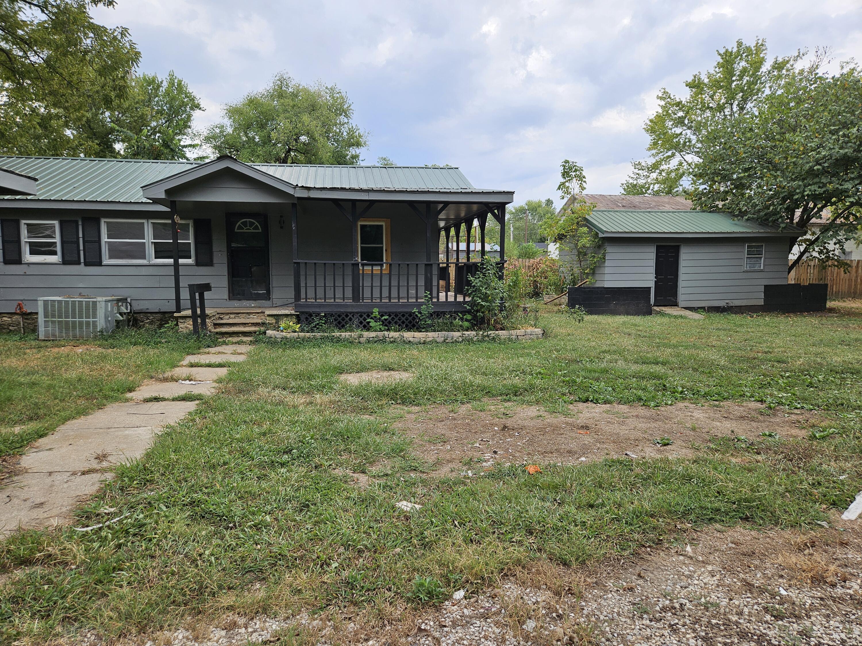 292 South Oak Avenue Property Photo 8