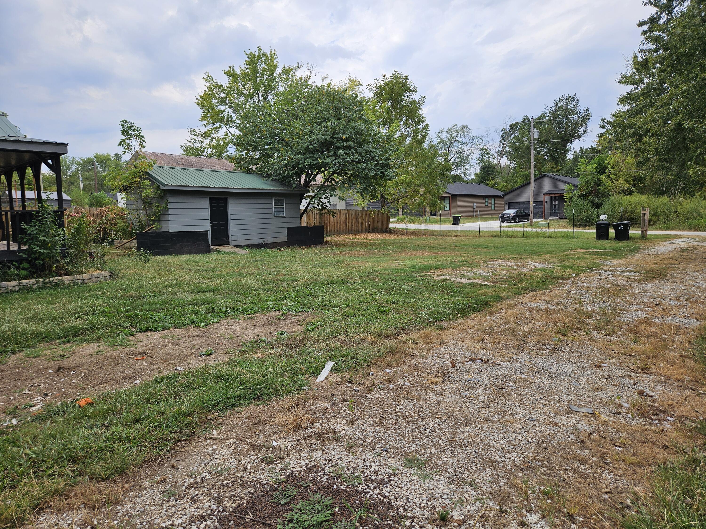 292 South Oak Avenue Property Photo 9