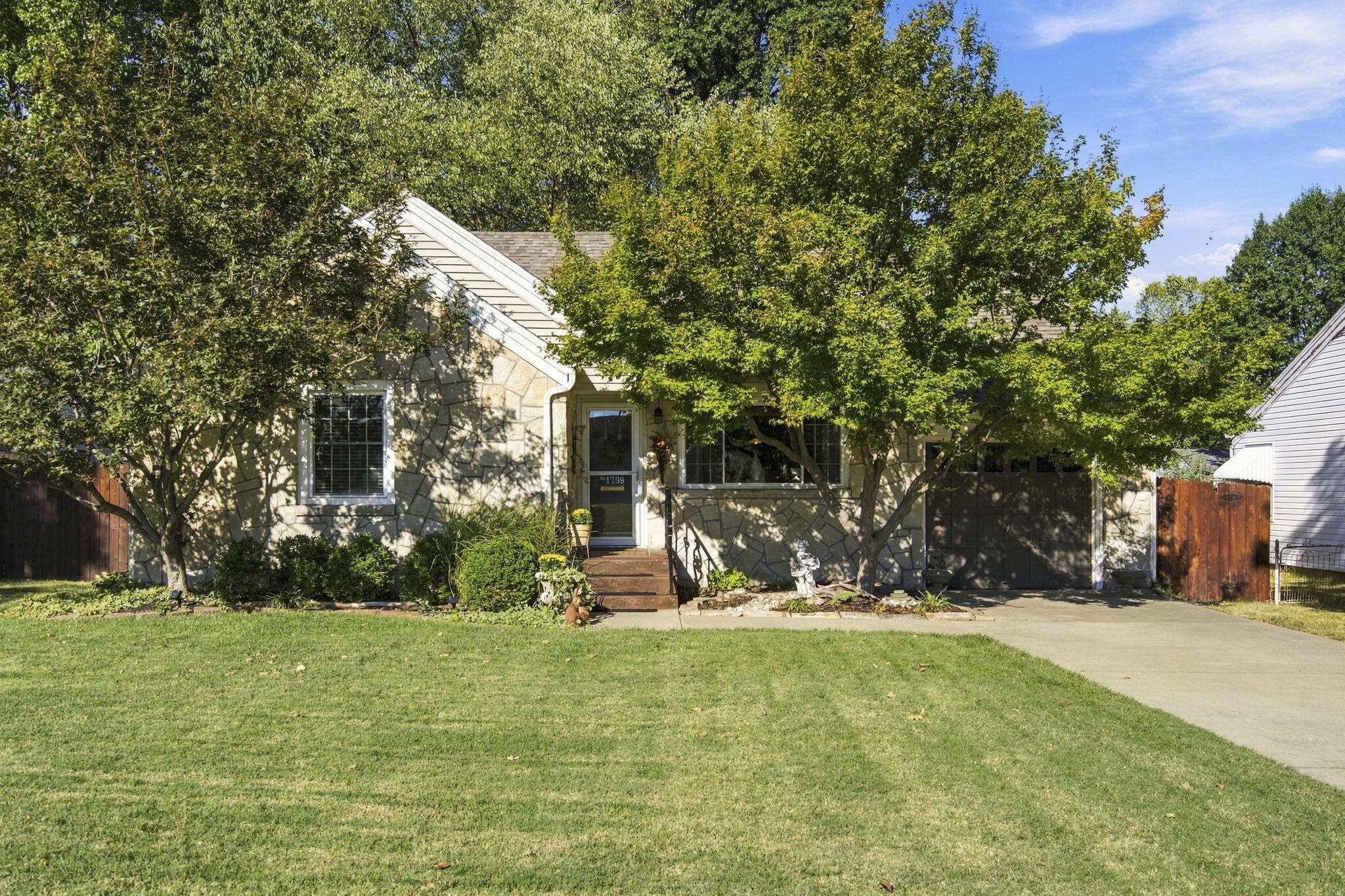 1739 South Kentwood Avenue Property Photo 1