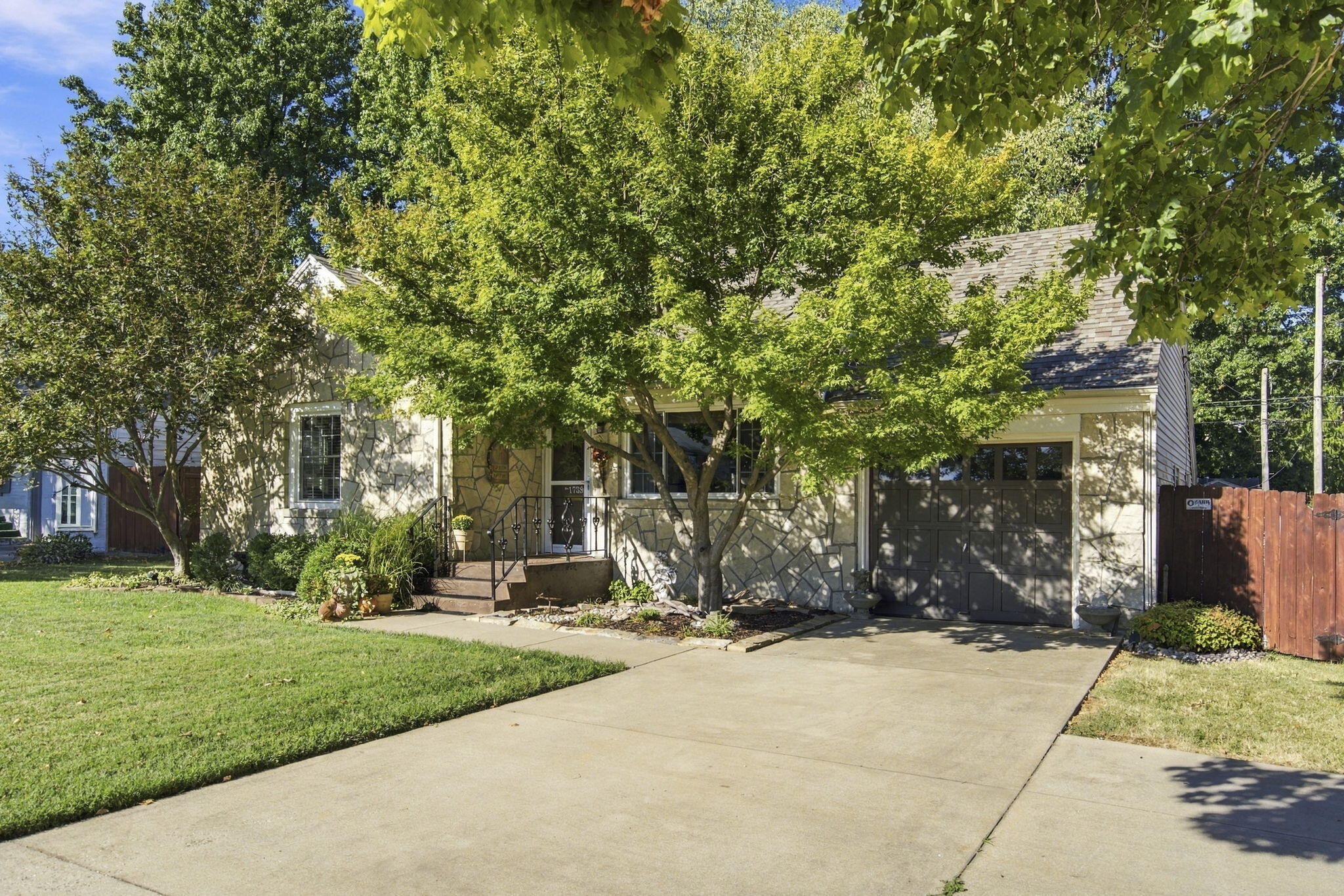1739 South Kentwood Avenue Property Photo 2