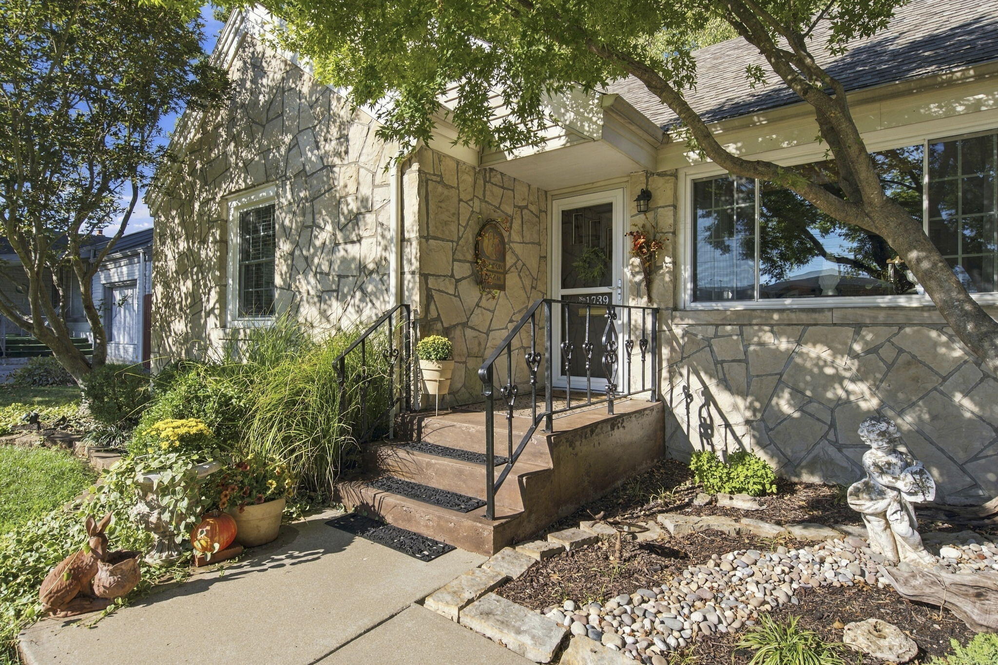 1739 South Kentwood Avenue Property Photo 3