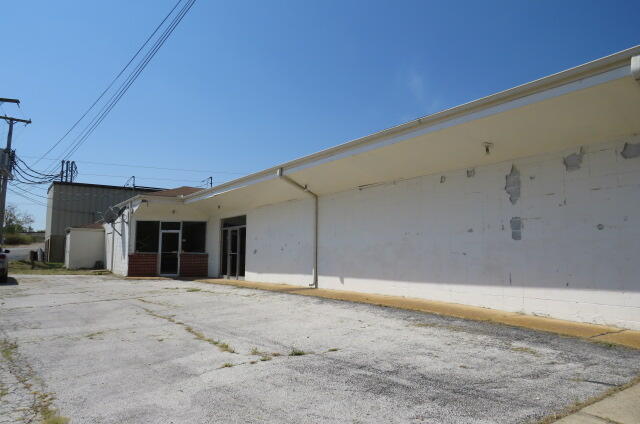 309 East Commercial Street Property Photo 10