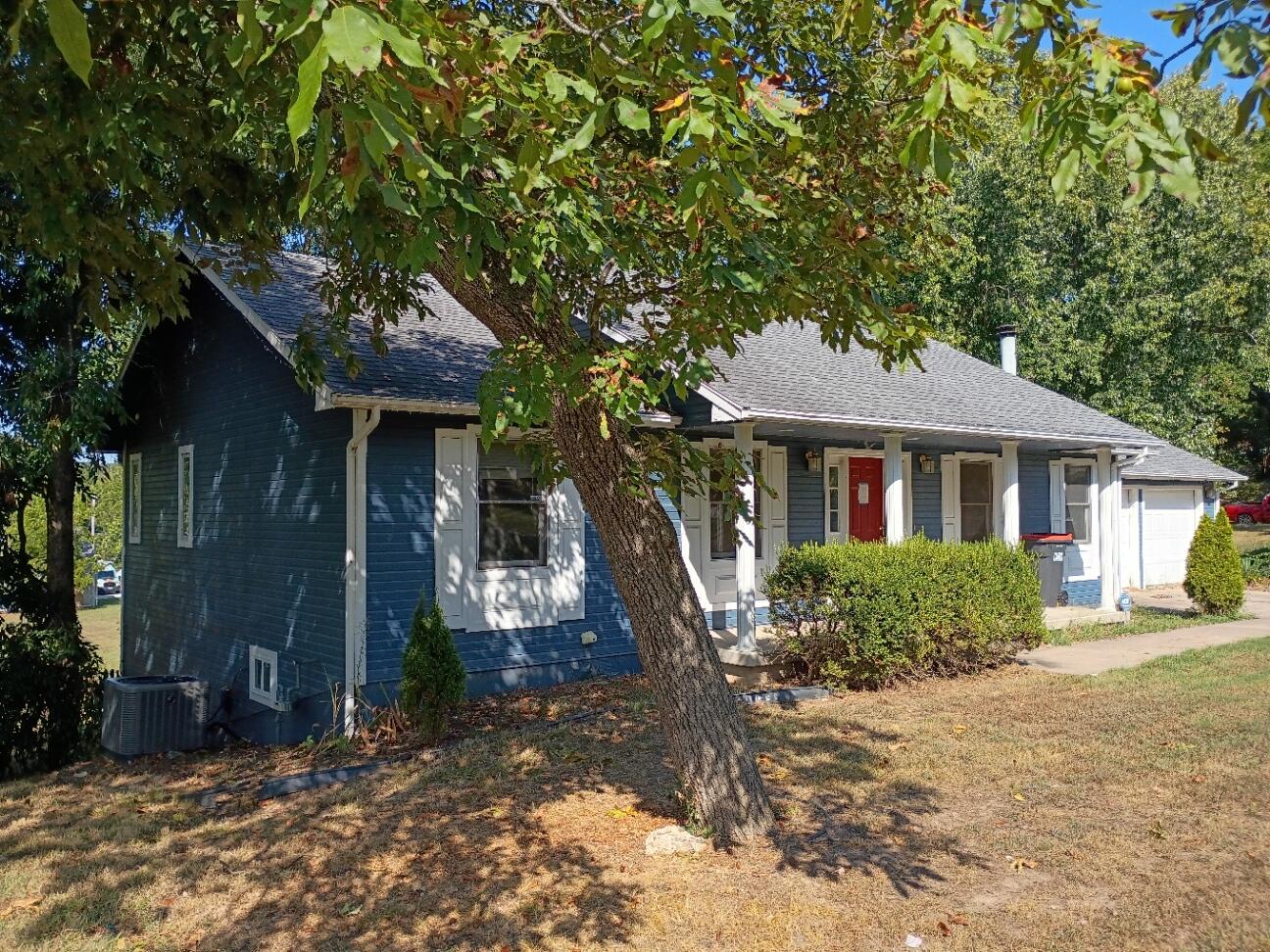 1420 Oakhill Drive Property Photo 2