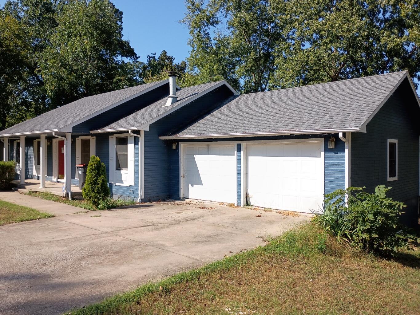 1420 Oakhill Drive Property Photo 3