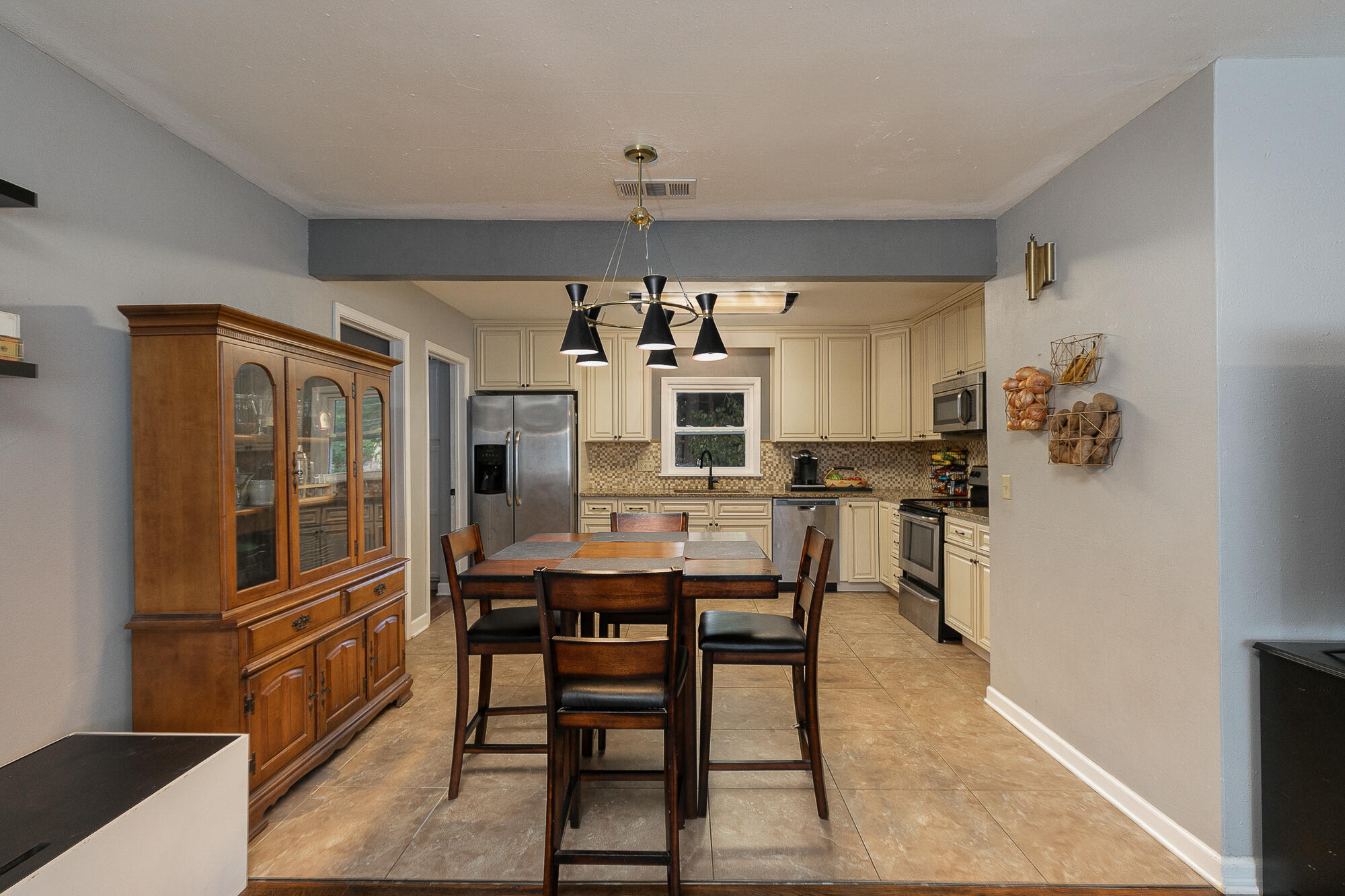 1810 South Thelma Avenue Property Photo 4
