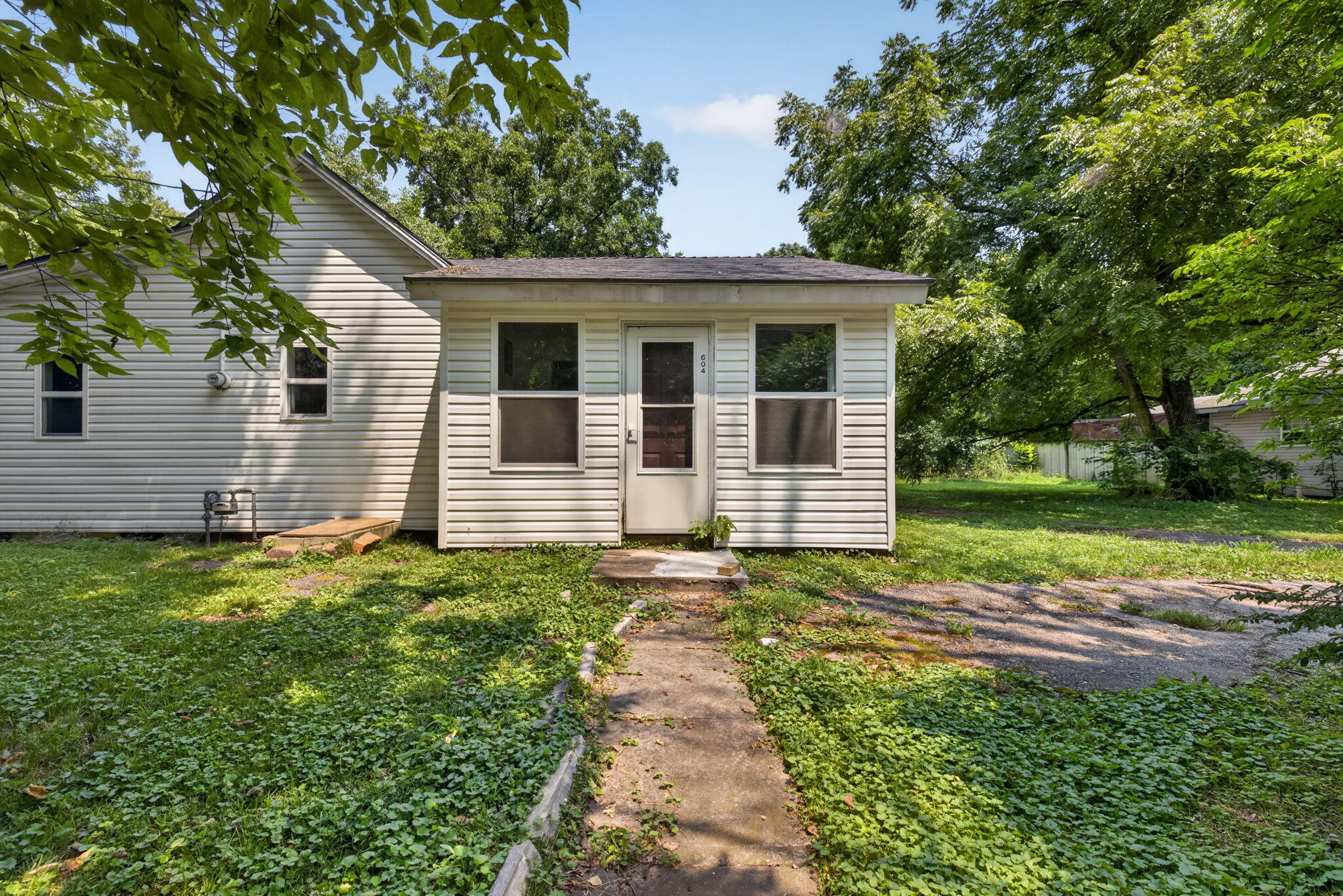 604 West Woodbine Road Property Photo 1