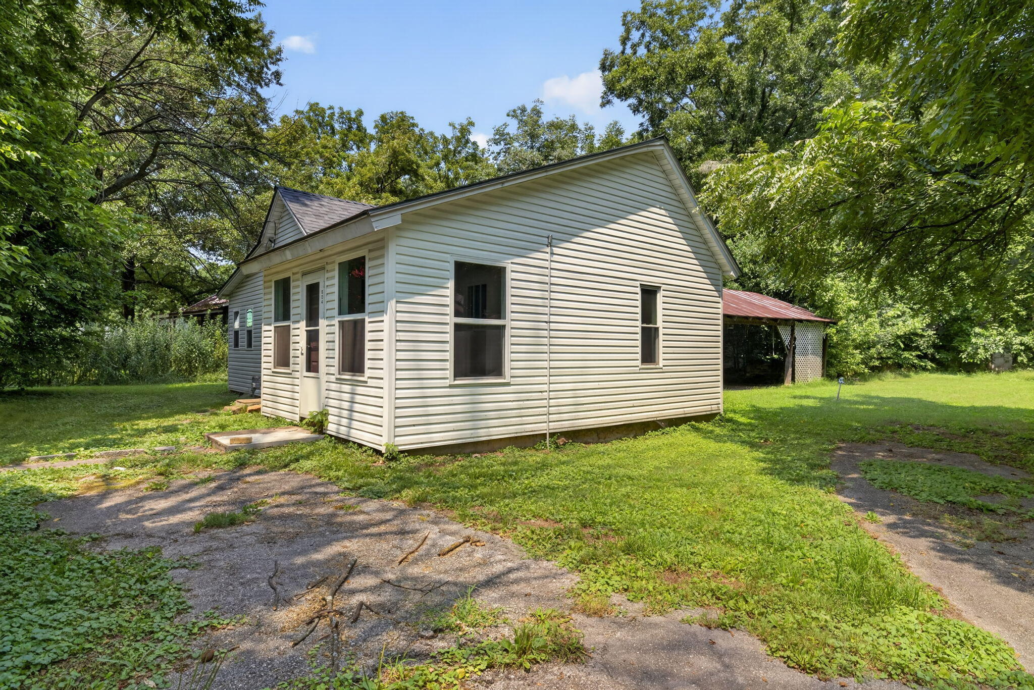 604 West Woodbine Road Property Photo 2