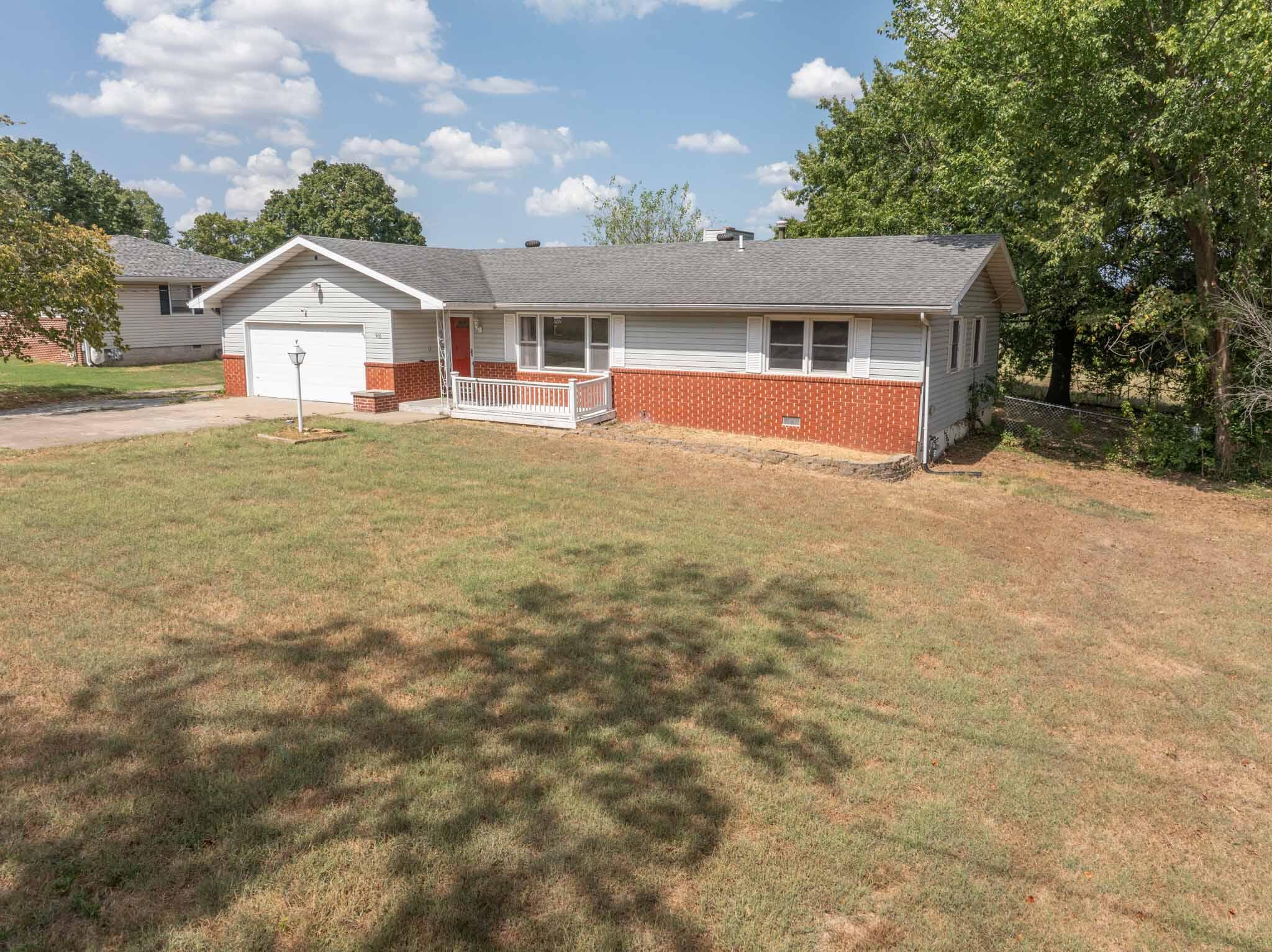 906 East Prairie Lane Property Photo 1