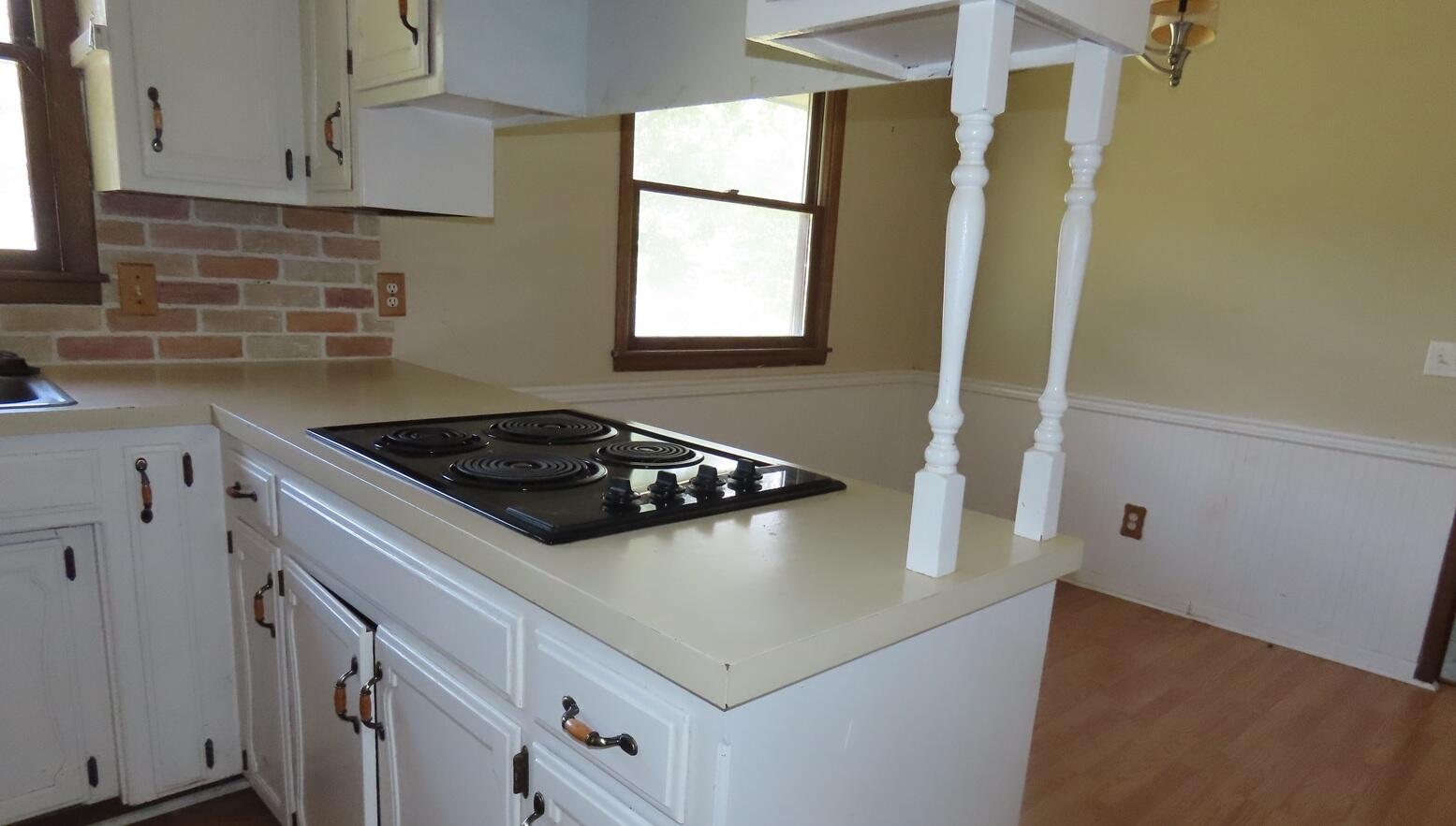 855 Camelot Property Photo 5