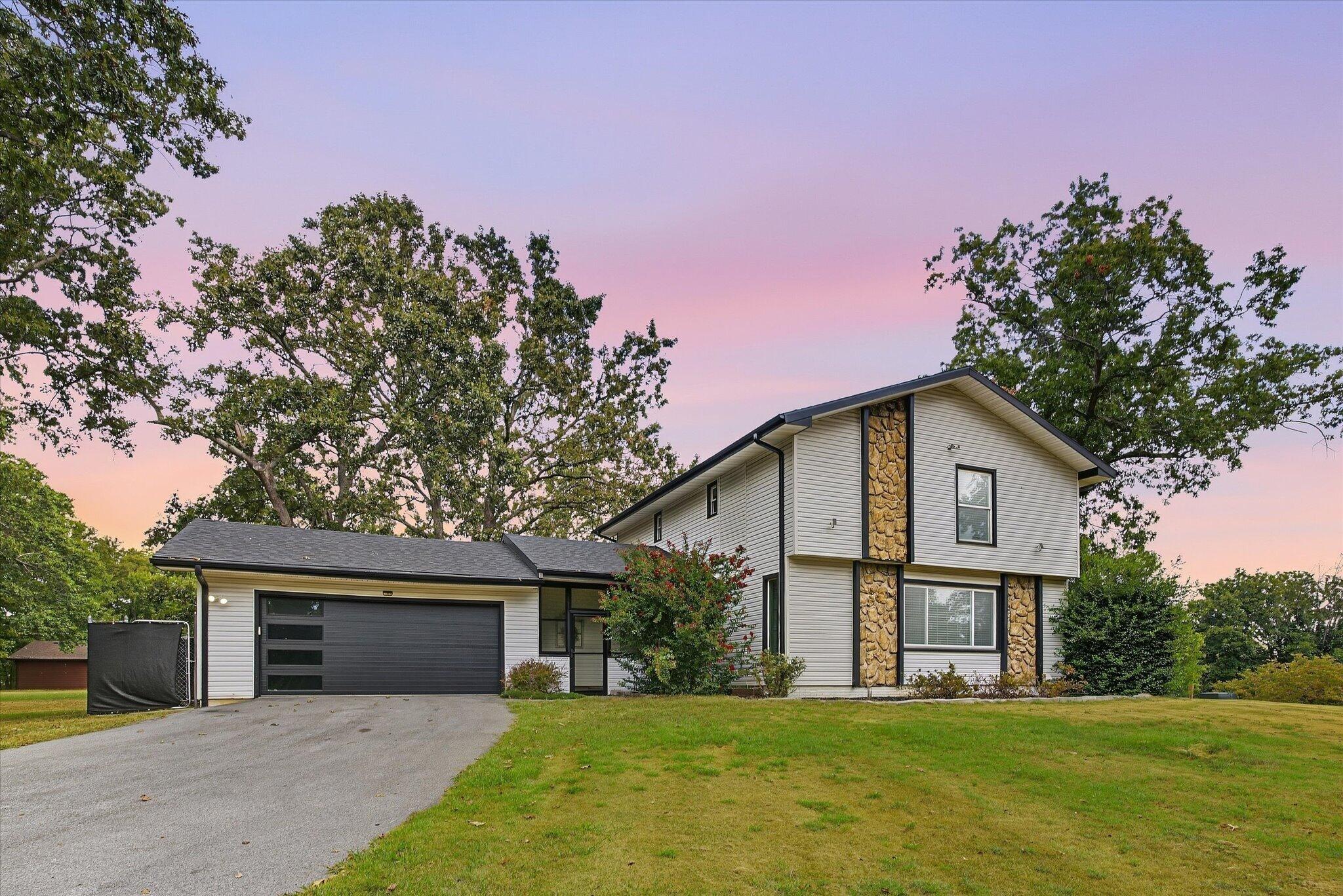 1511 East Groves Drive Property Photo 1