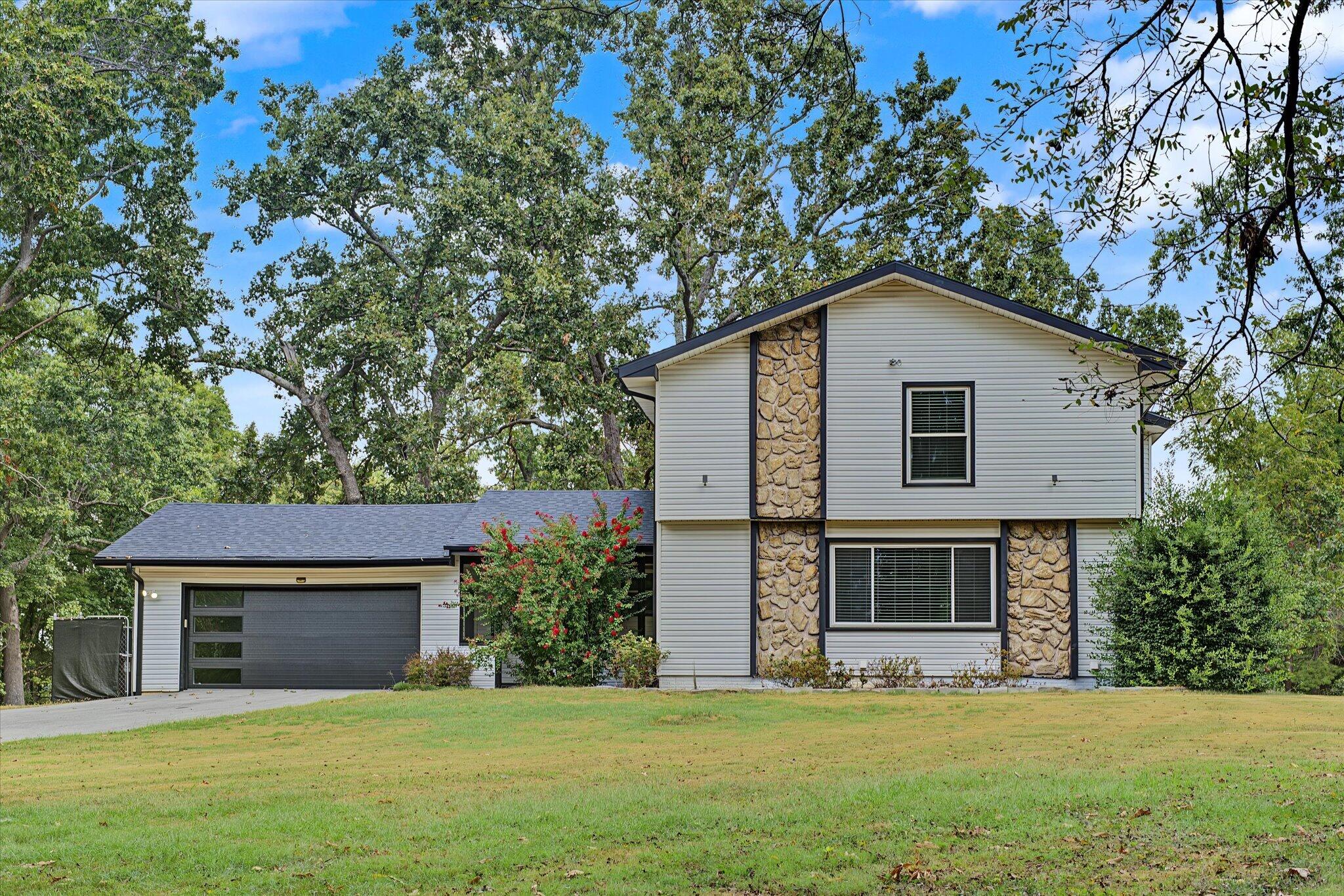 1511 East Groves Drive Property Photo 3