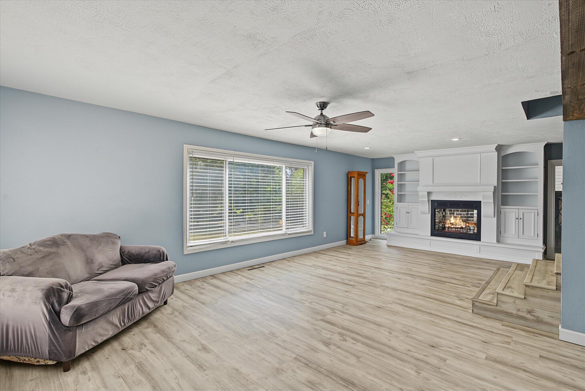 1511 East Groves Drive Property Photo 8