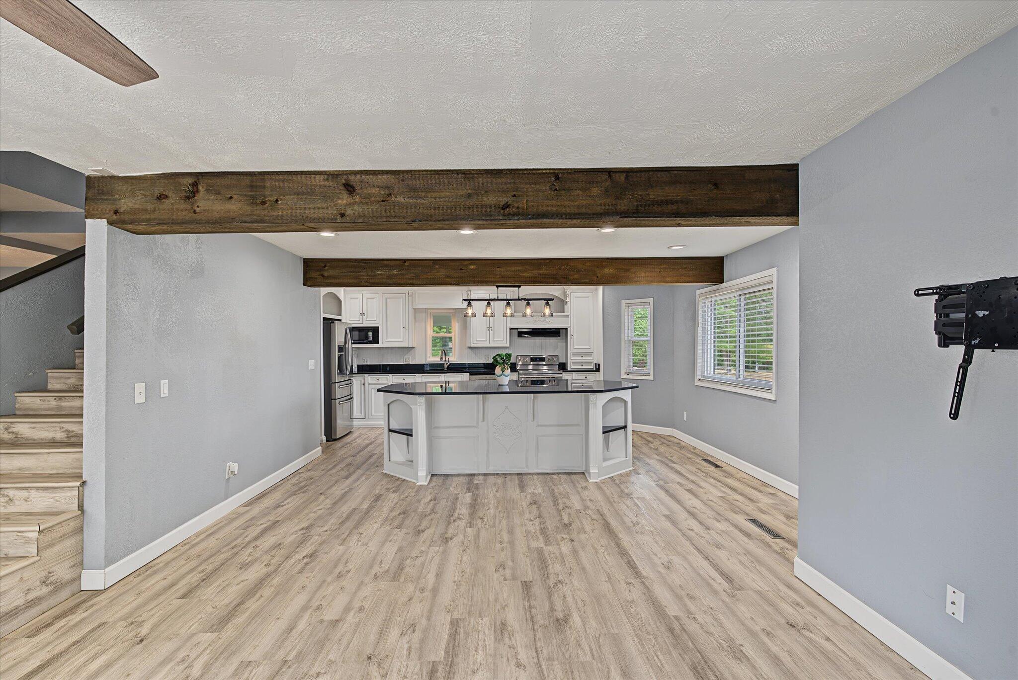 1511 East Groves Drive Property Photo 9