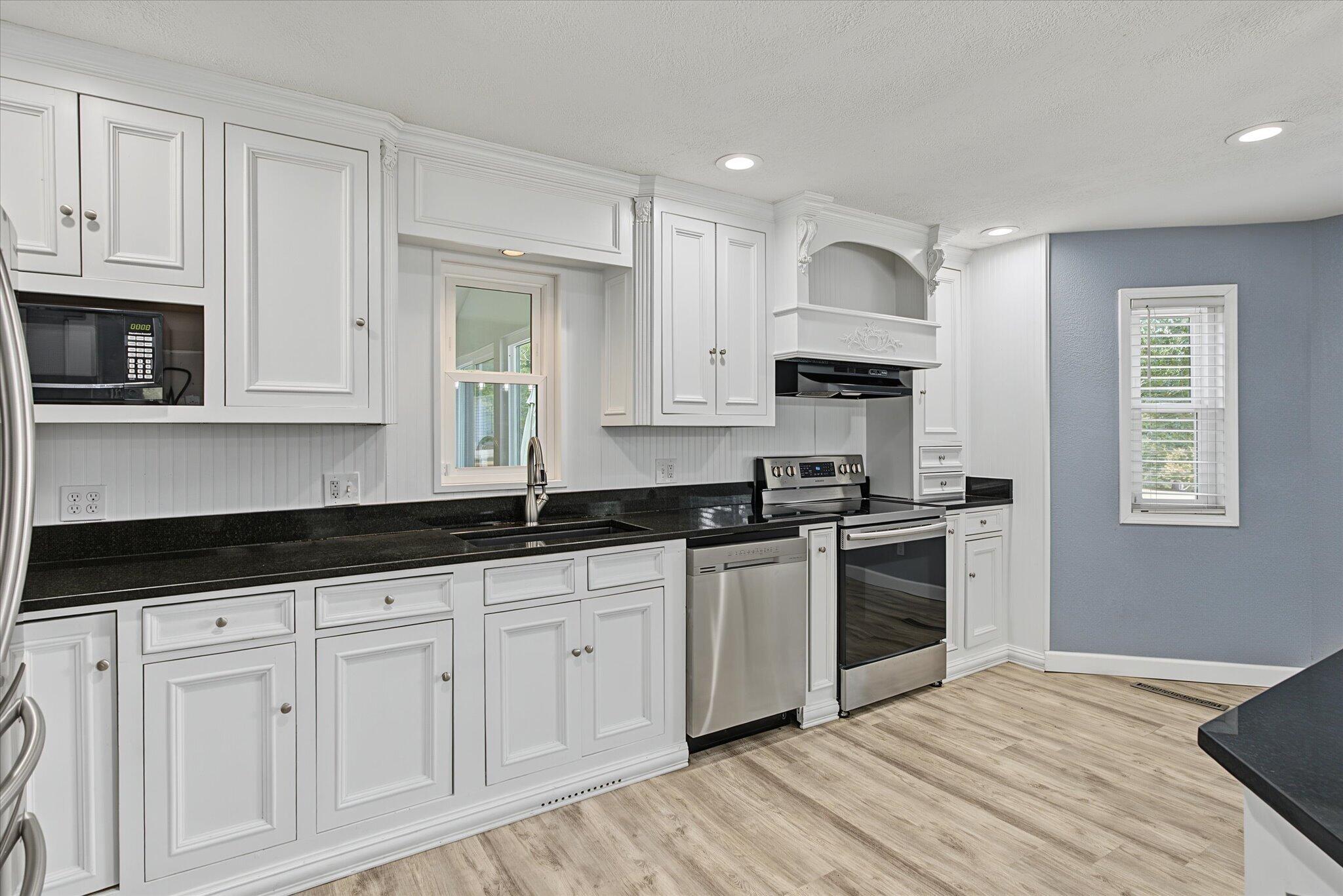 1511 East Groves Drive Property Photo 12