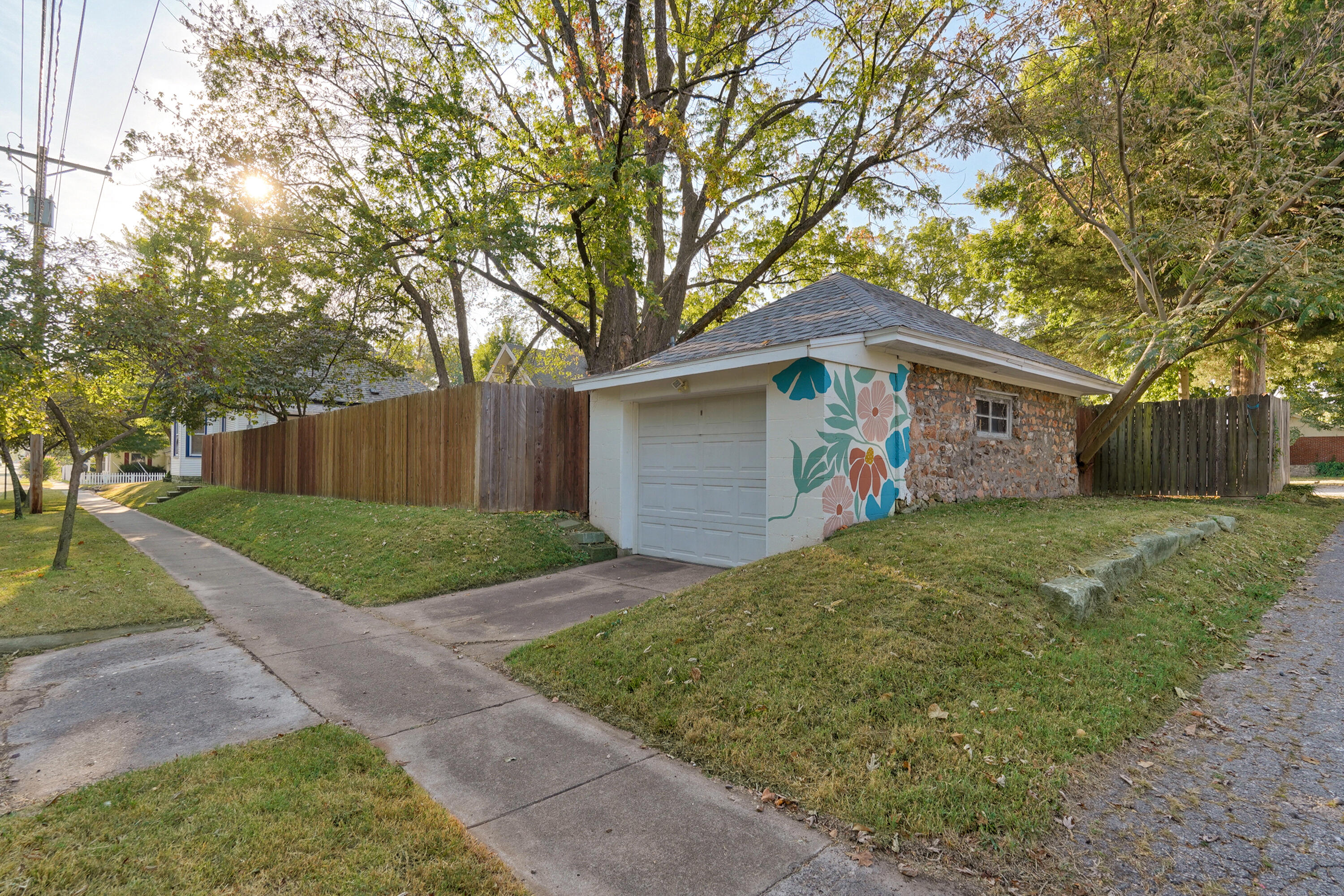 1351 North Summit Avenue Property Photo 34