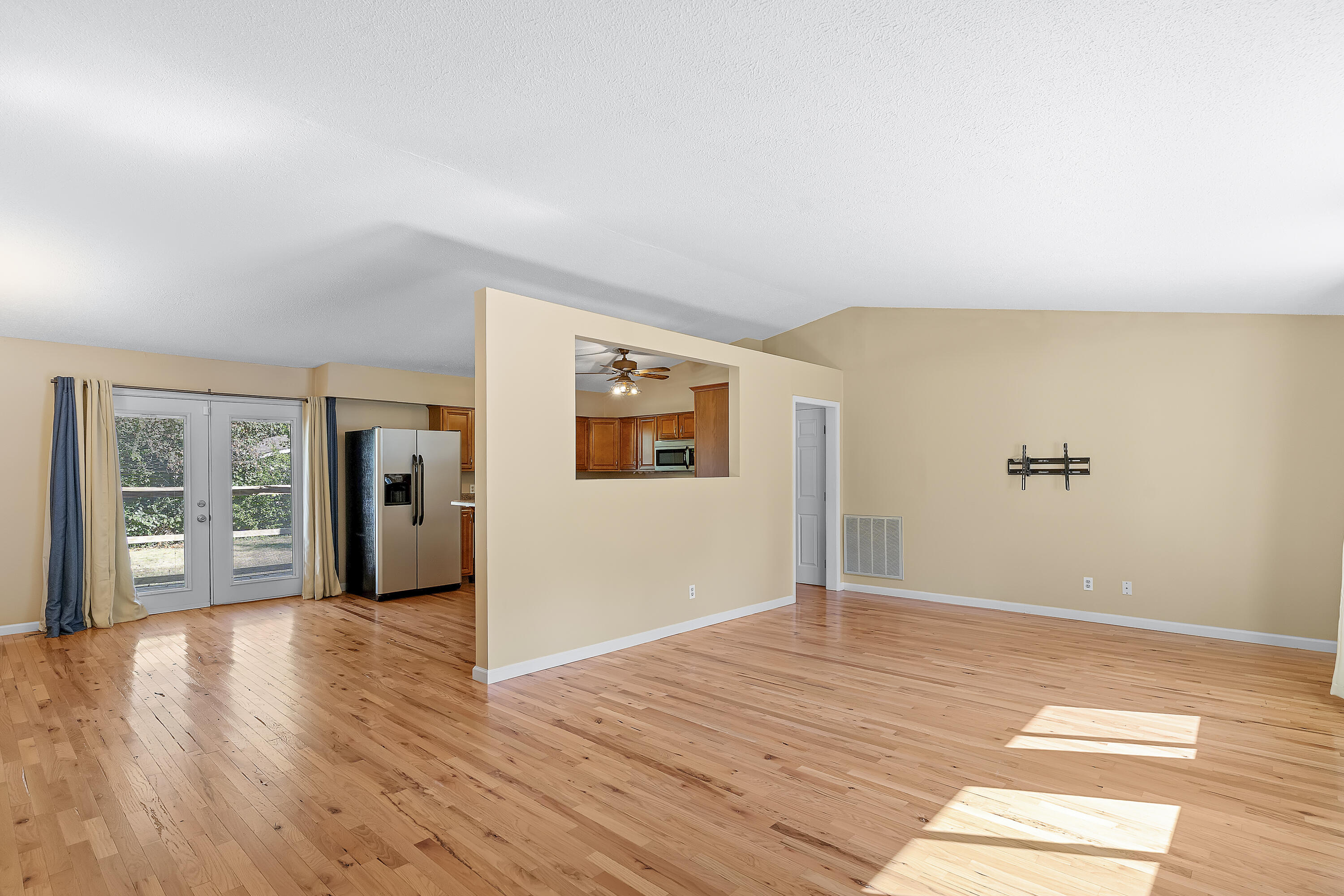 701 East Edgewood Street Property Photo 4