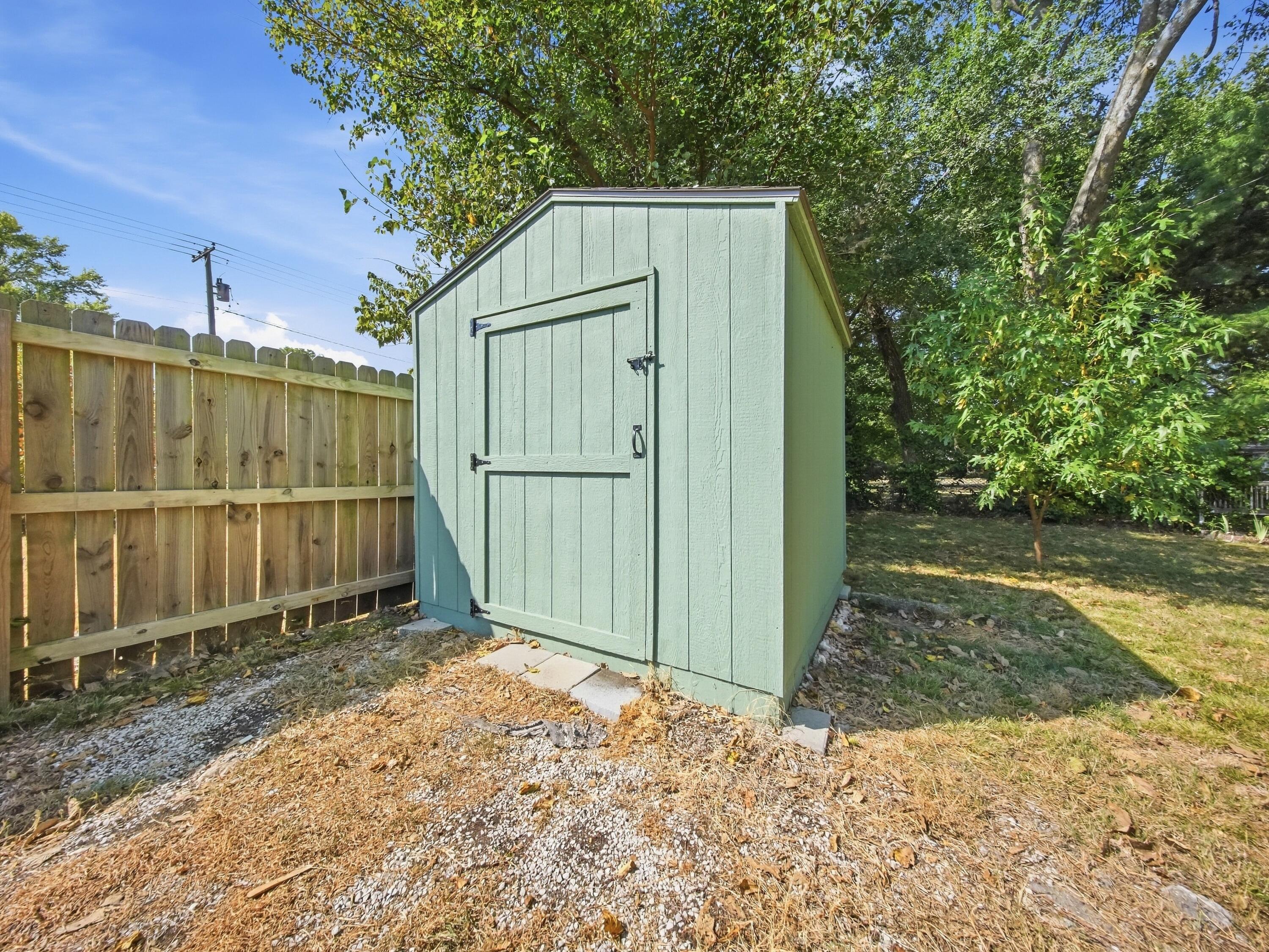 953 South Weaver Avenue Property Photo 35