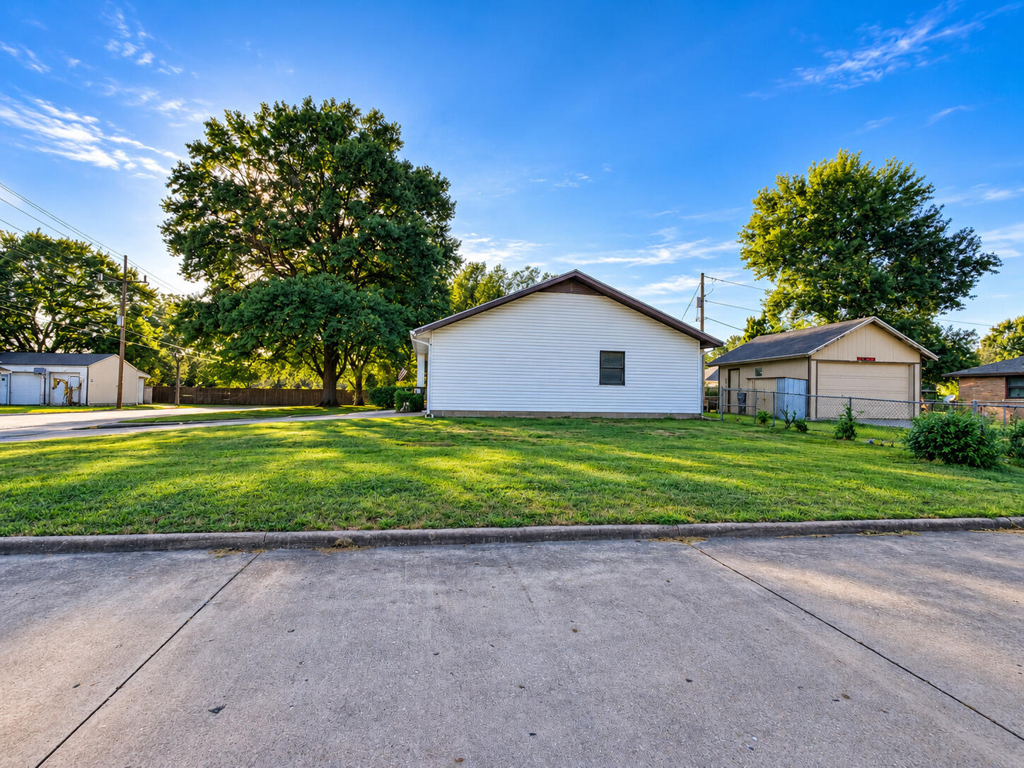 1223 West Locust Street Property Photo 3