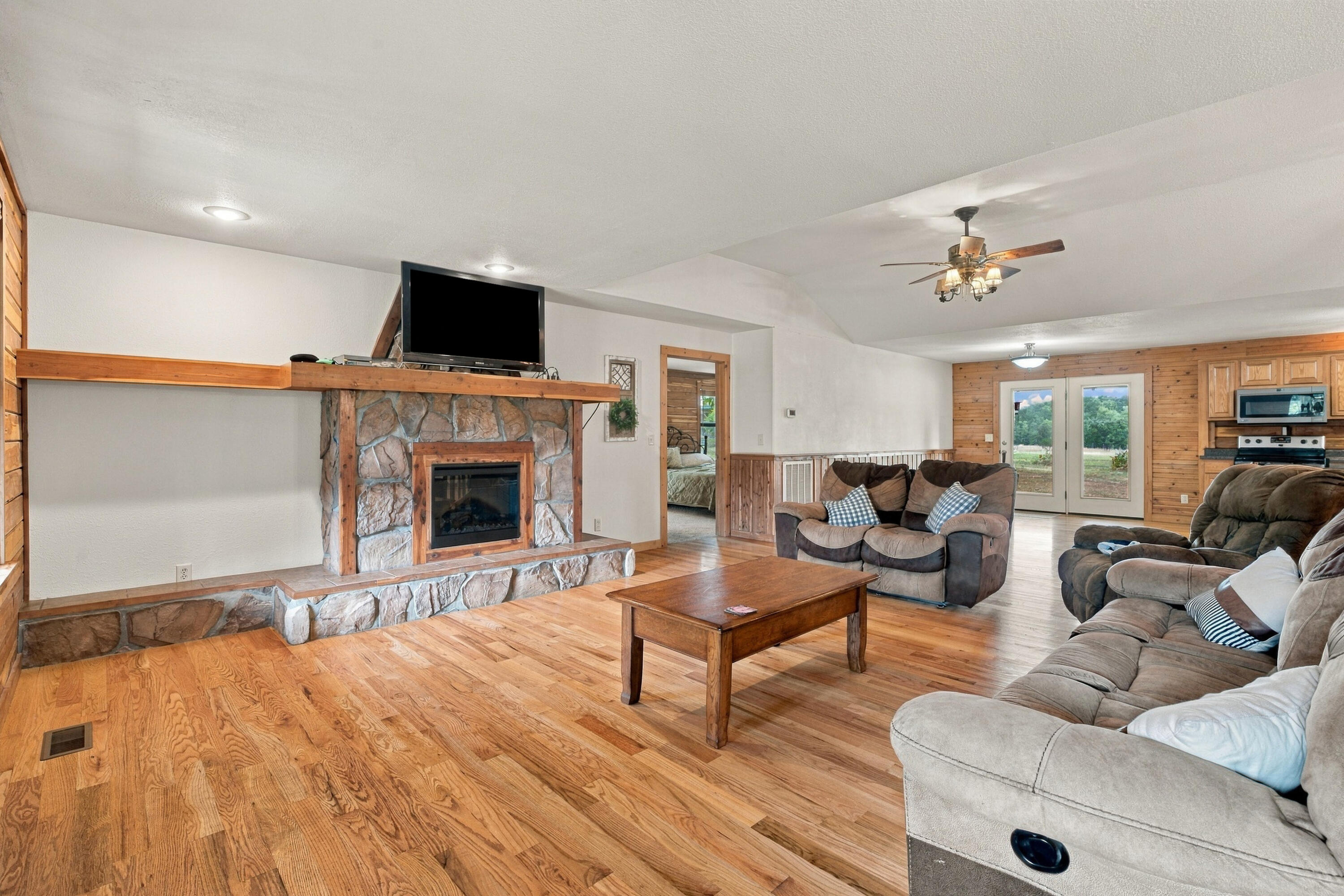 2148 Private Road 2421 Property Photo 6