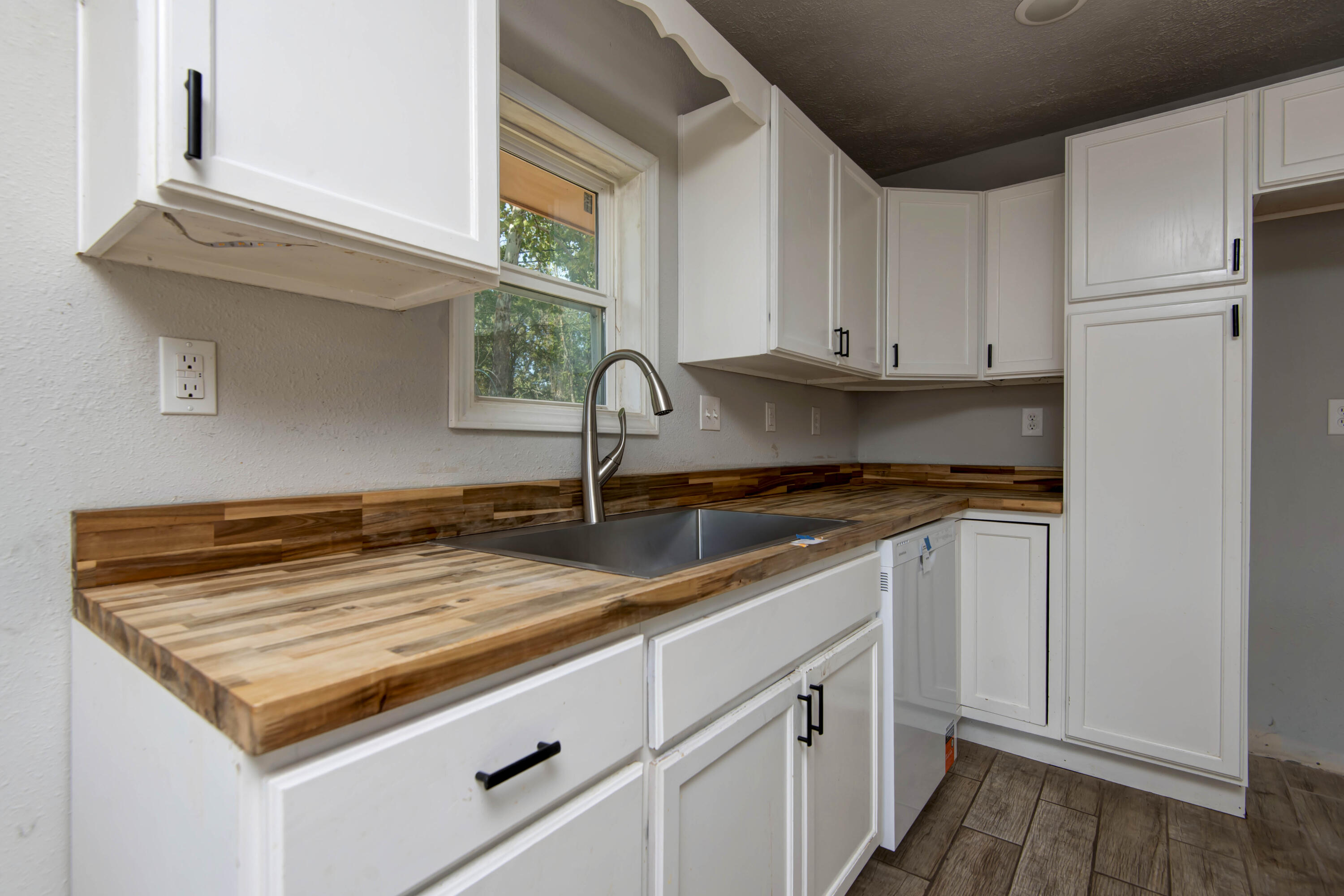 94 Lakeshore Drive Property Photo 9
