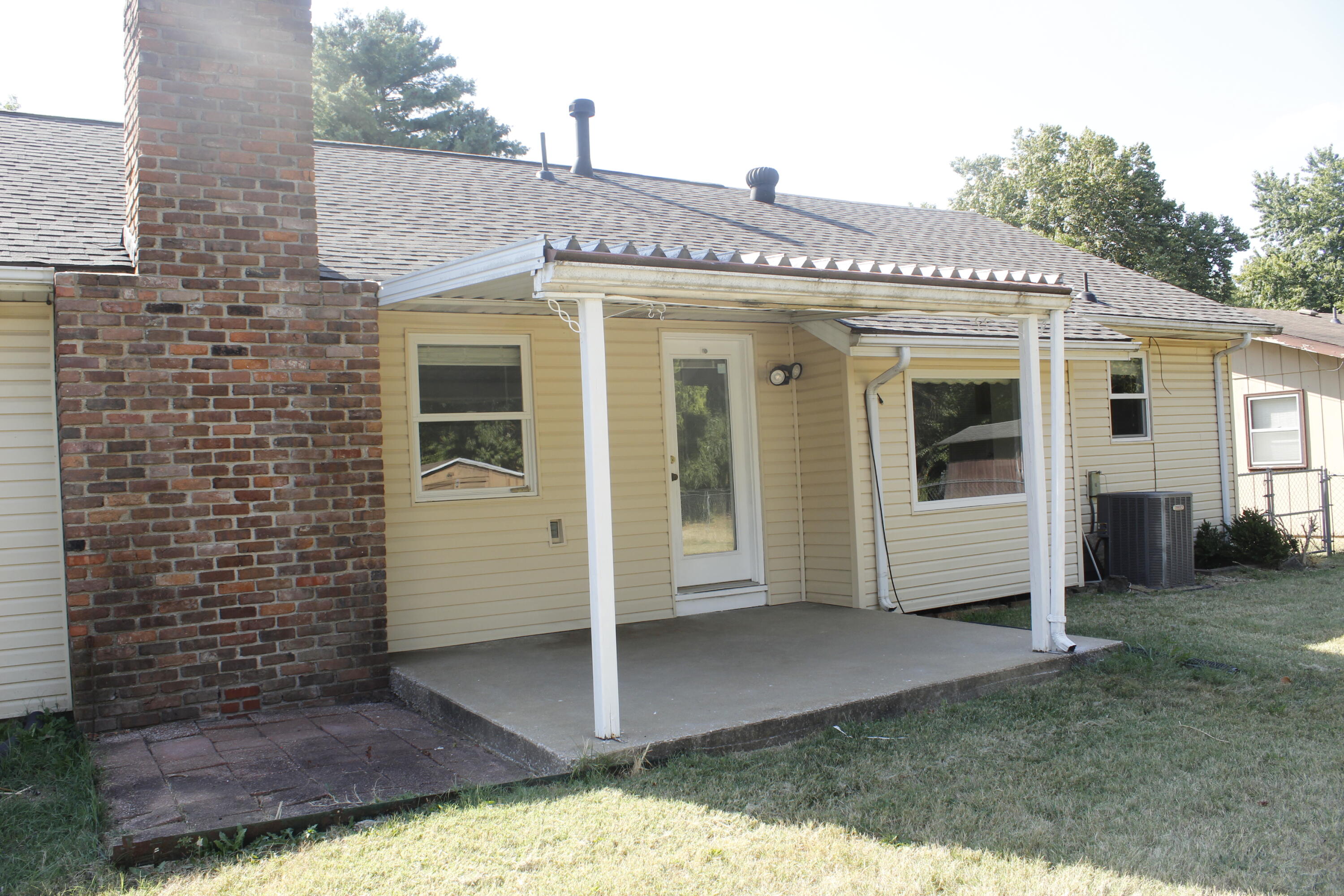 1054 South Peach Tree Avenue Property Photo 4