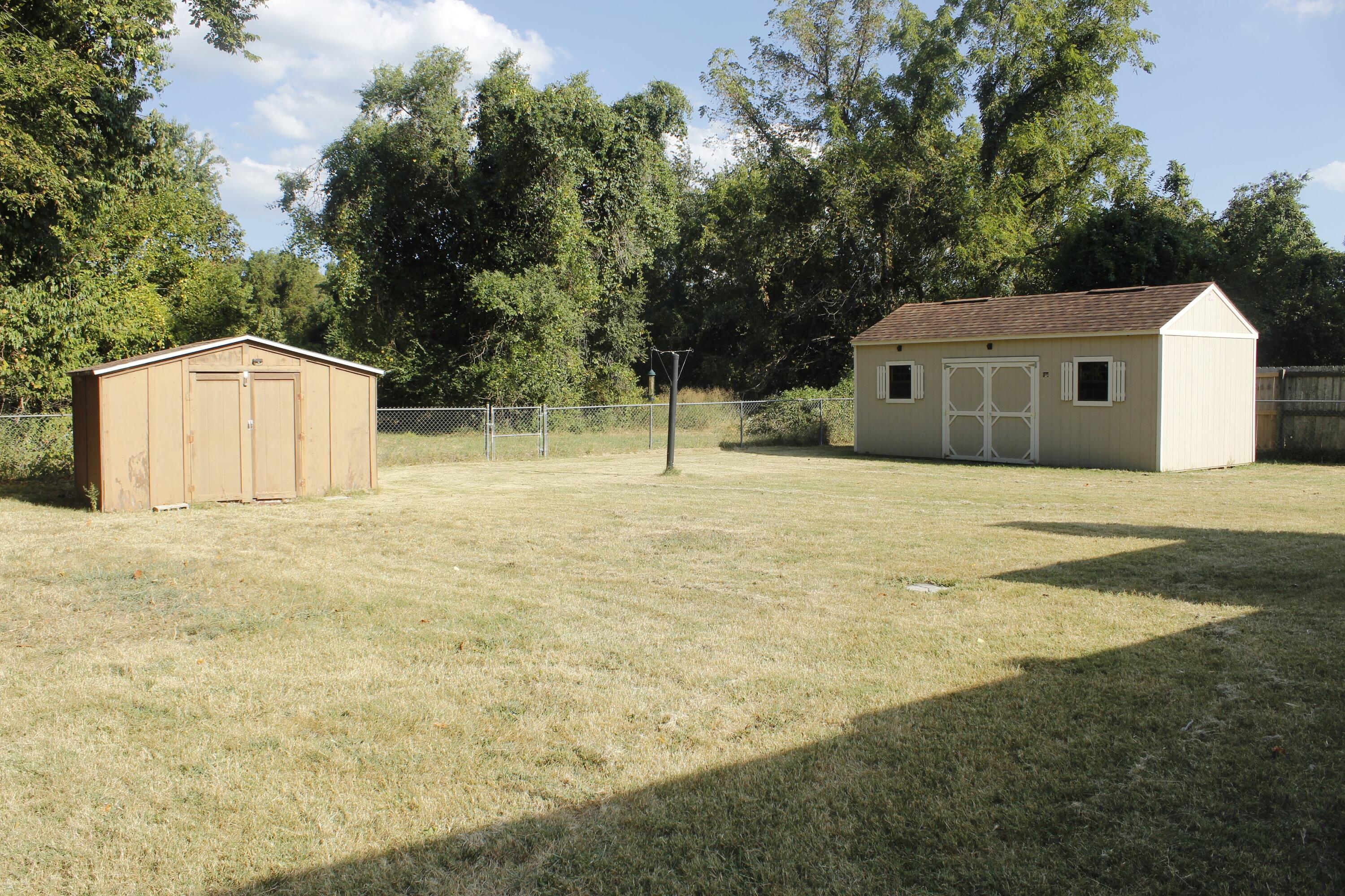 1054 South Peach Tree Avenue Property Photo 5