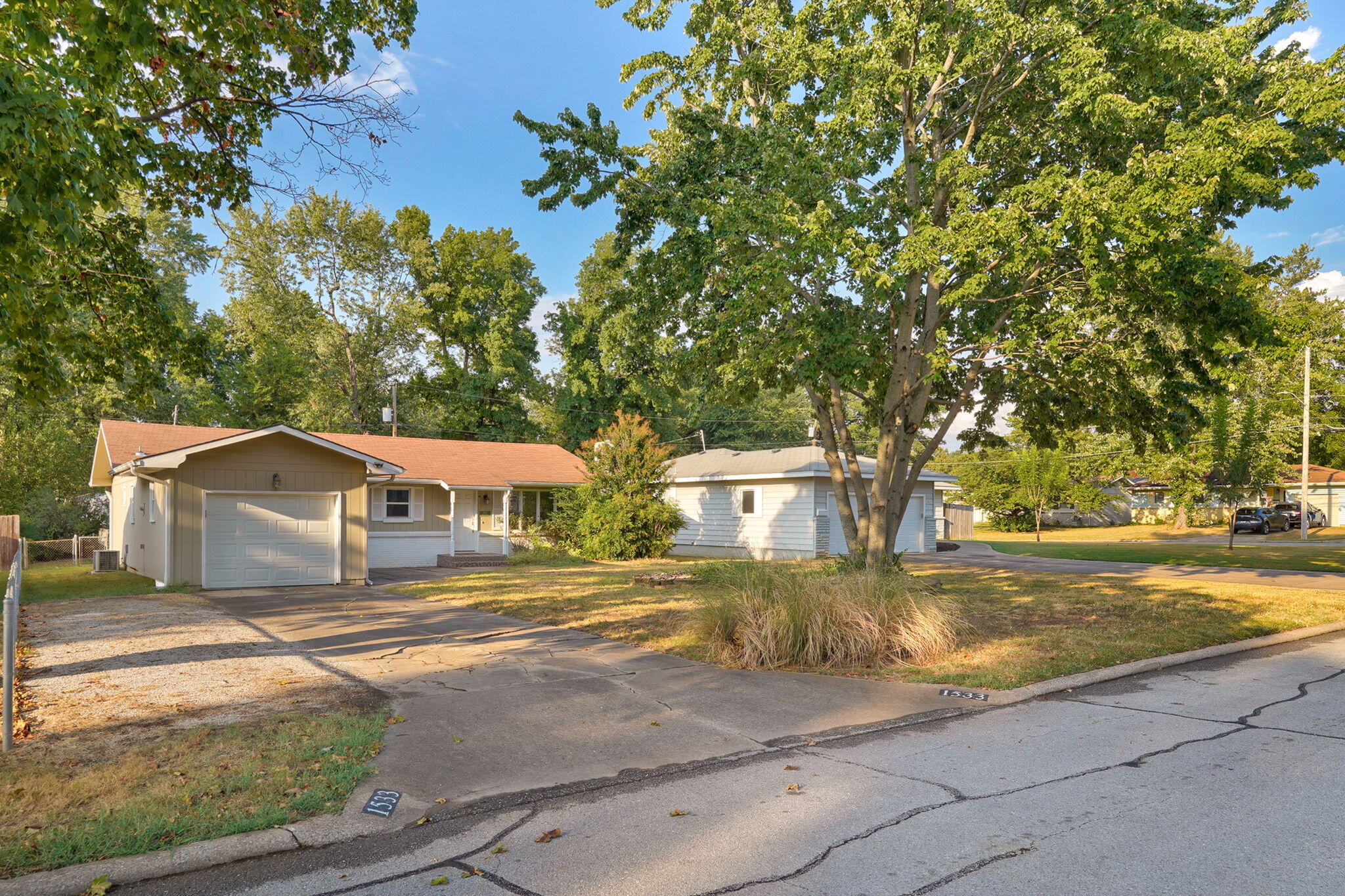 1533 East Broadmoor Street Property Photo 2