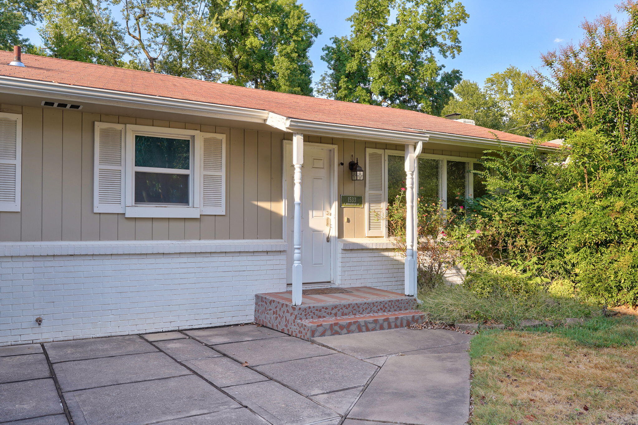 1533 East Broadmoor Street Property Photo 3