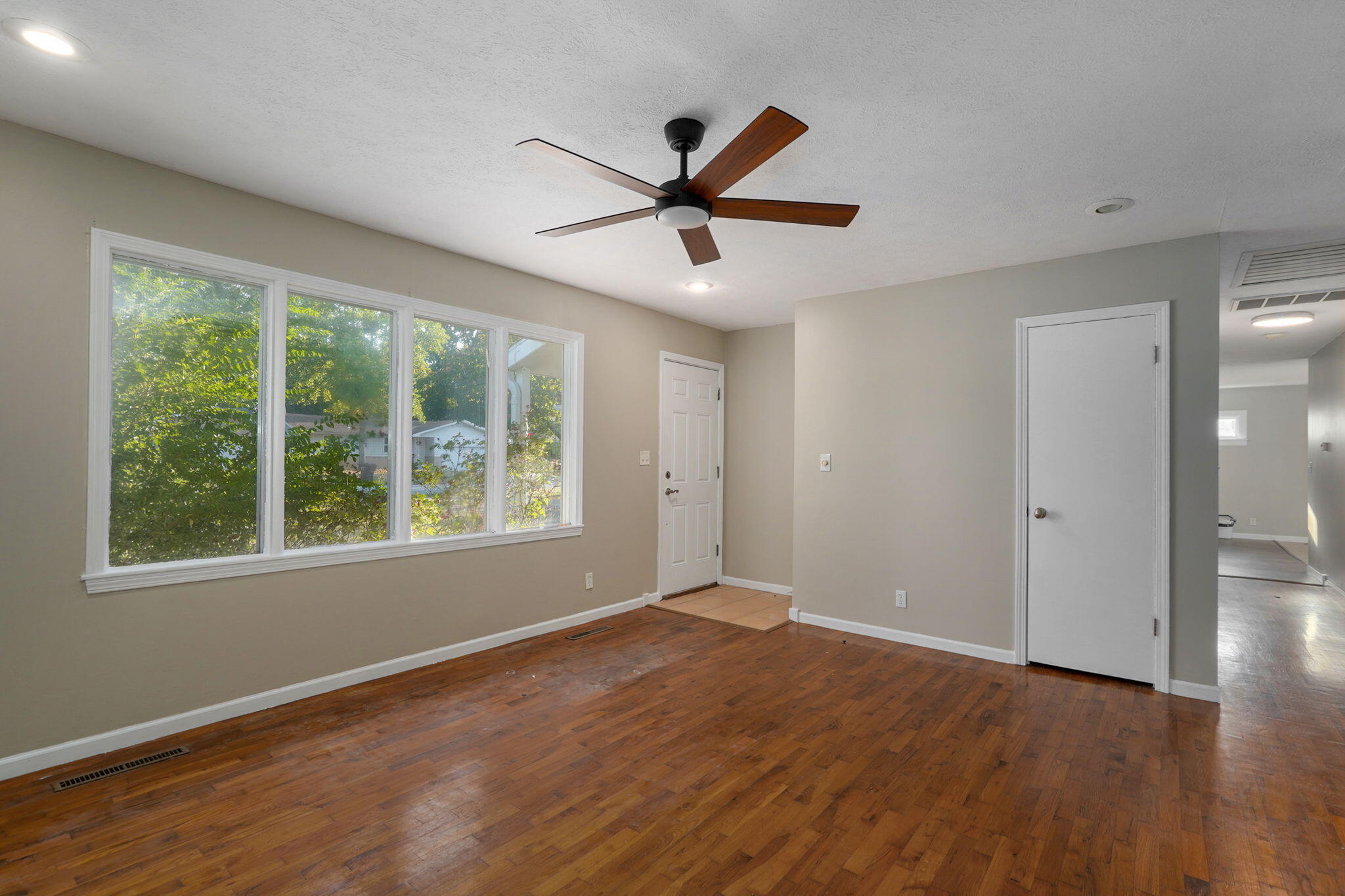 1533 East Broadmoor Street Property Photo 5