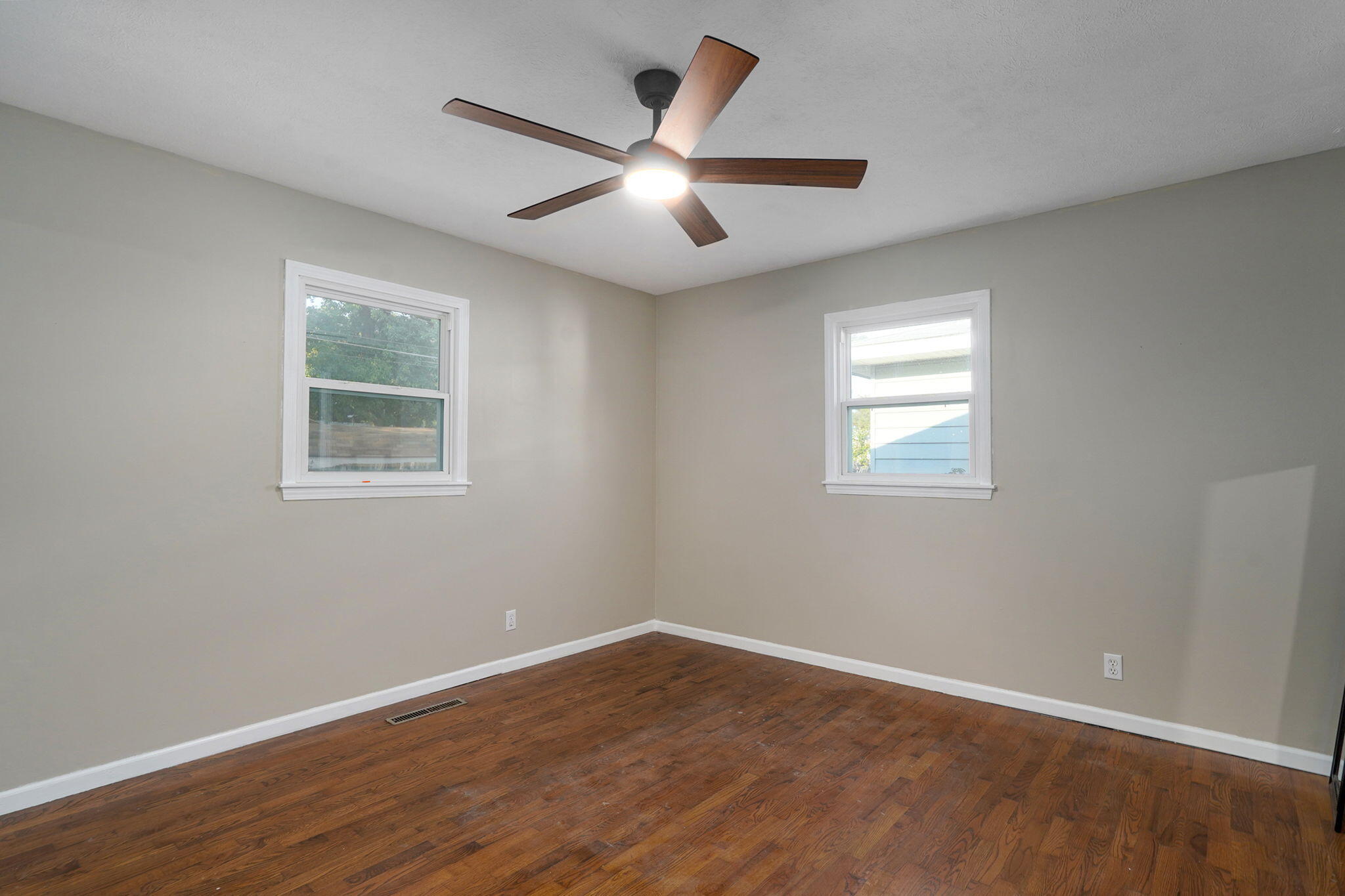 1533 East Broadmoor Street Property Photo 6