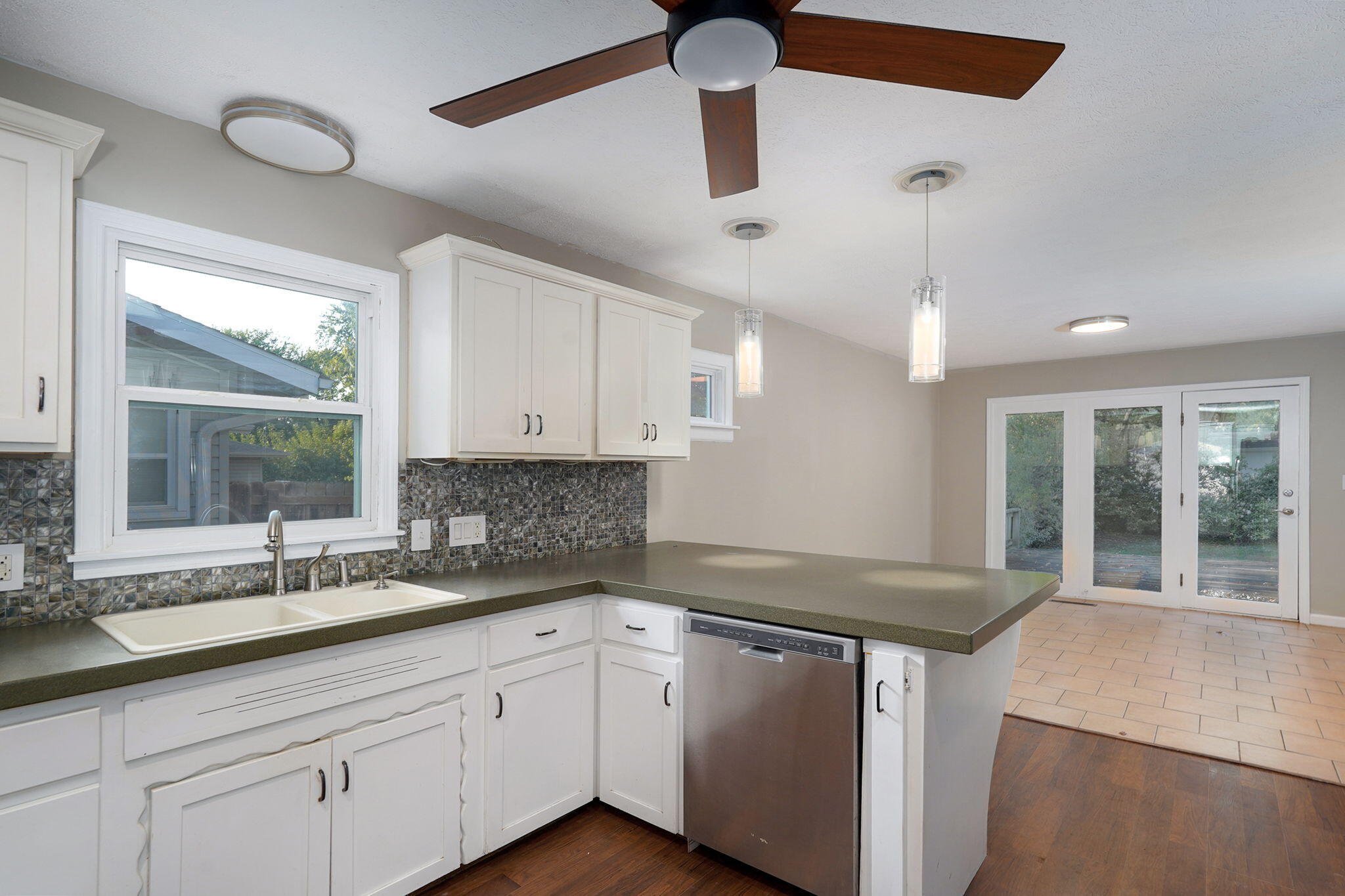1533 East Broadmoor Street Property Photo 17