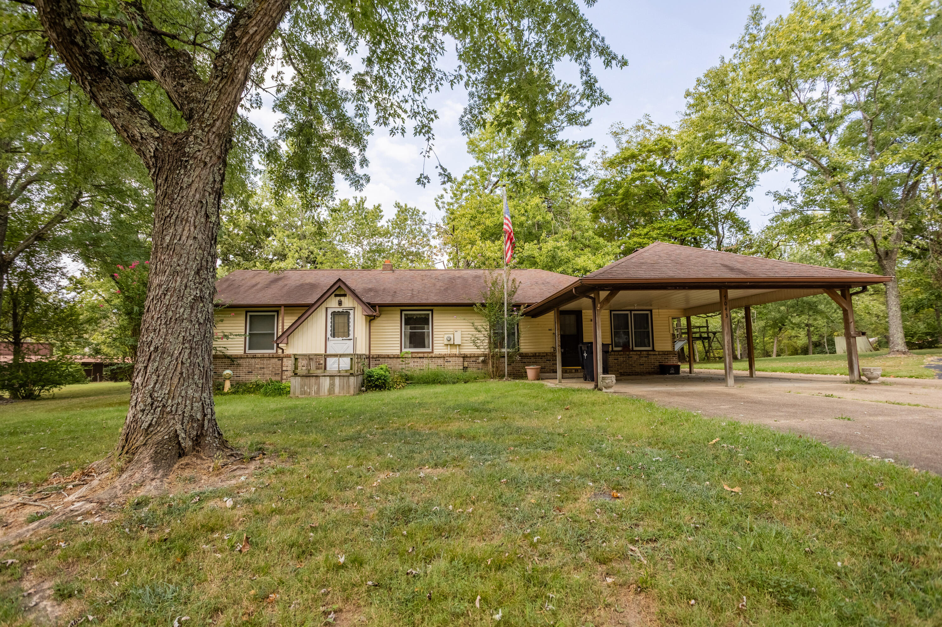 1043 South Aid Avenue Property Photo 1