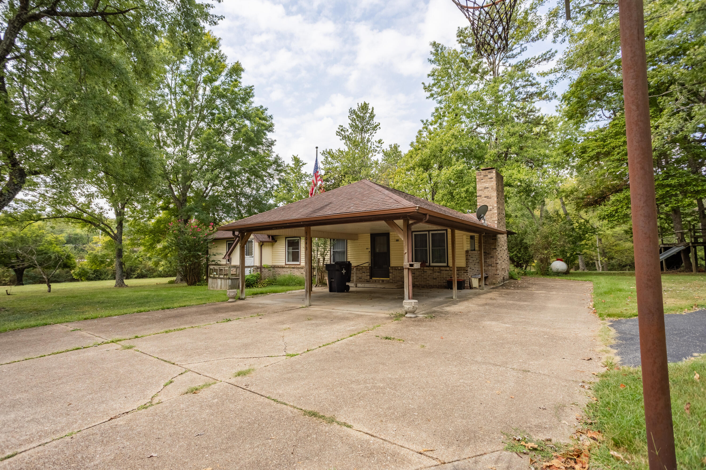1043 South Aid Avenue Property Photo 2