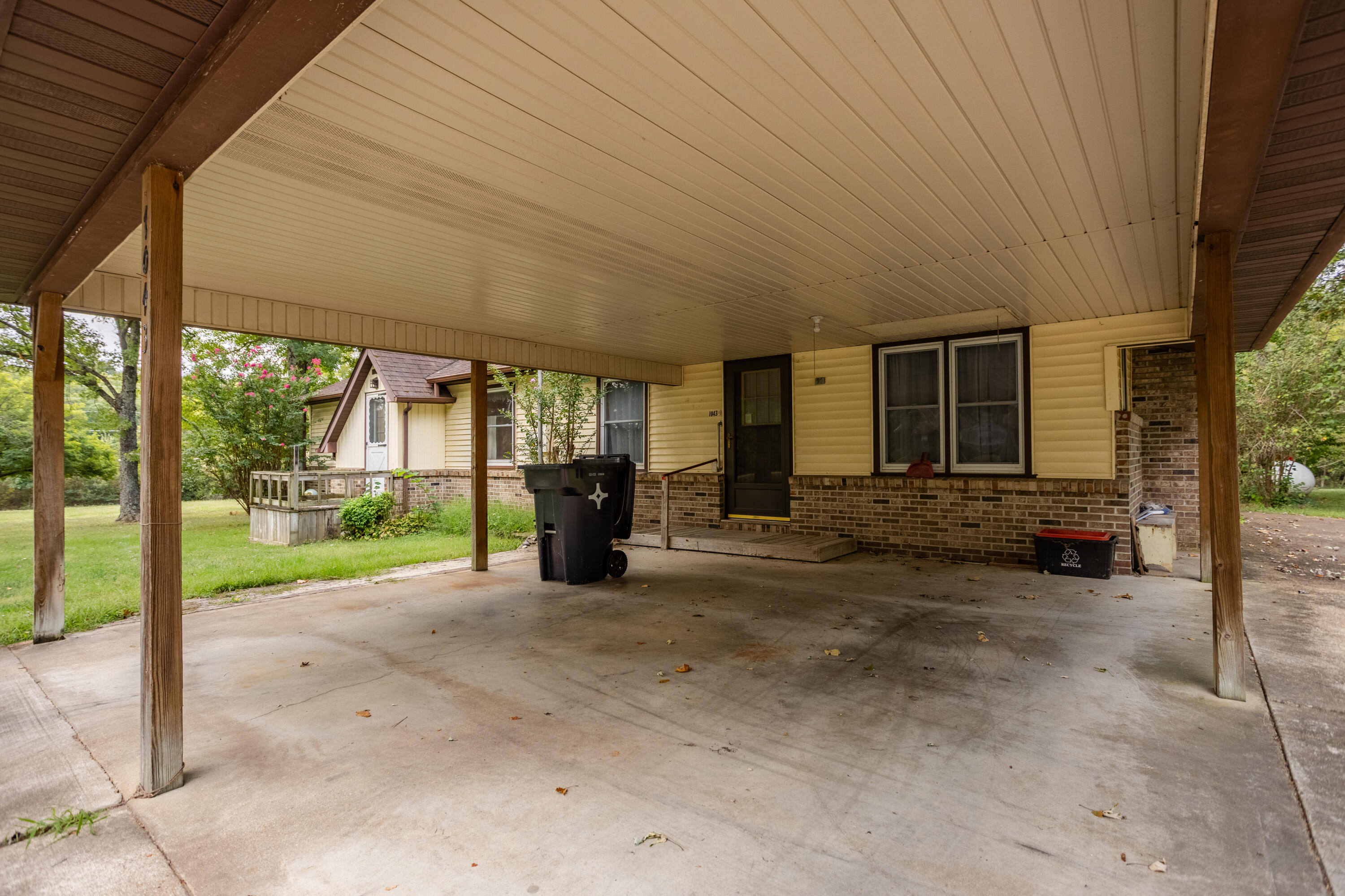 1043 South Aid Avenue Property Photo 3