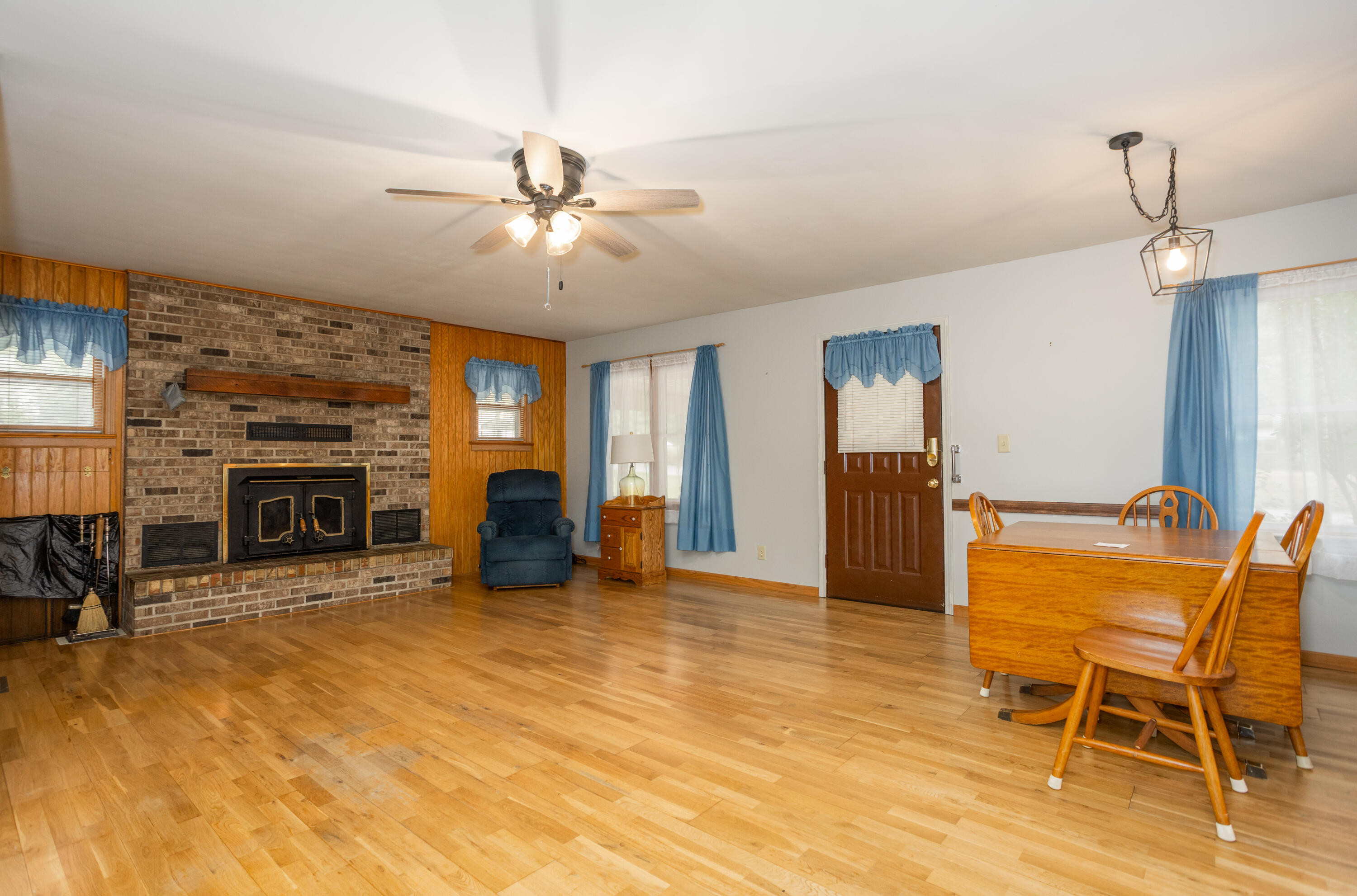 1043 South Aid Avenue Property Photo 4
