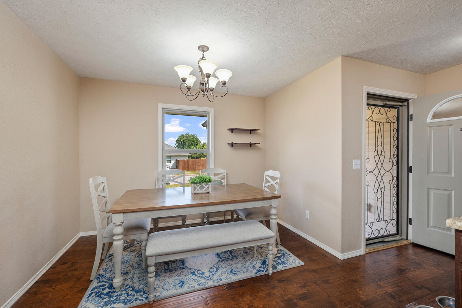 827 North Franklin Avenue Property Photo 4