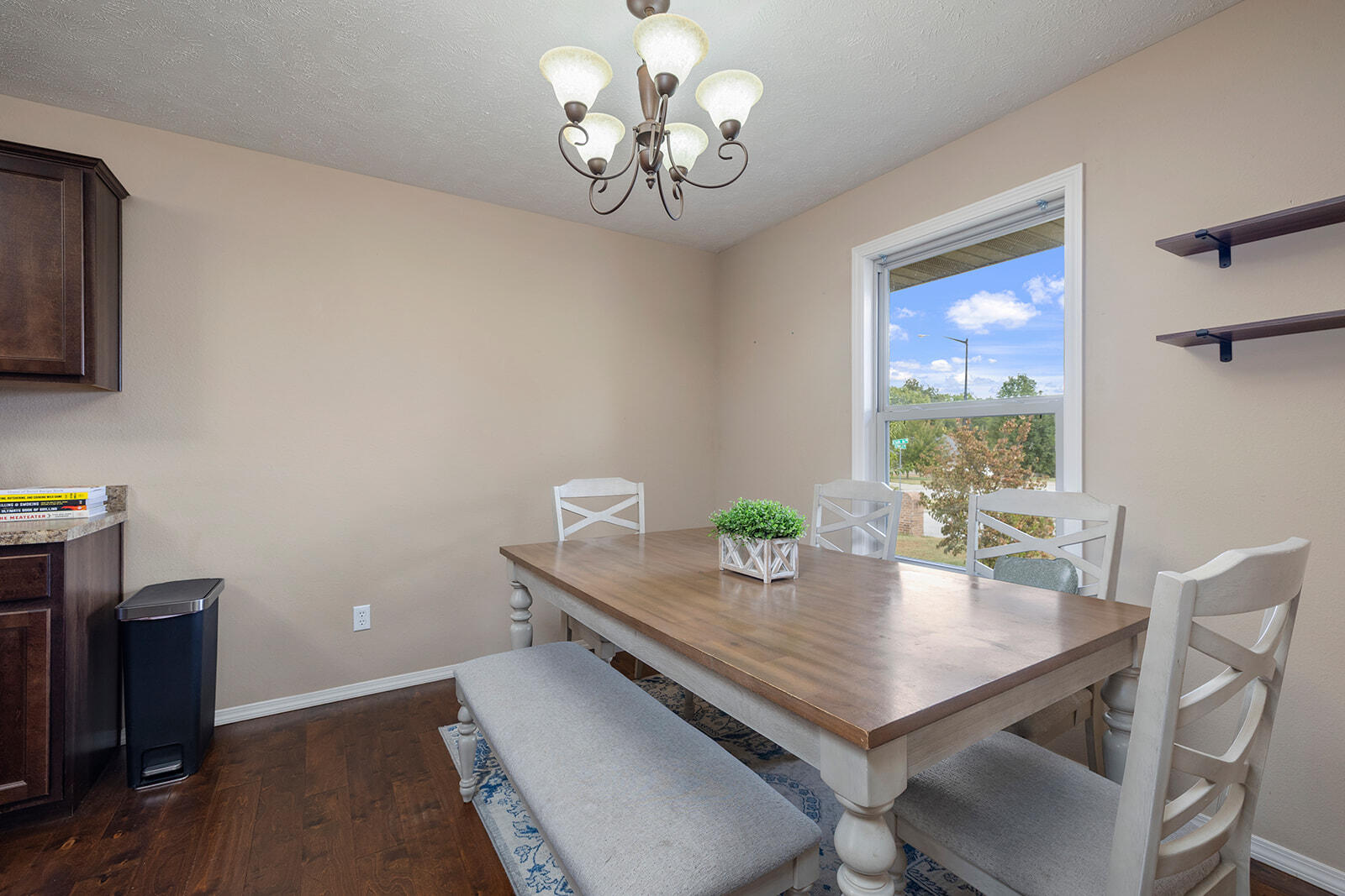 827 North Franklin Avenue Property Photo 5